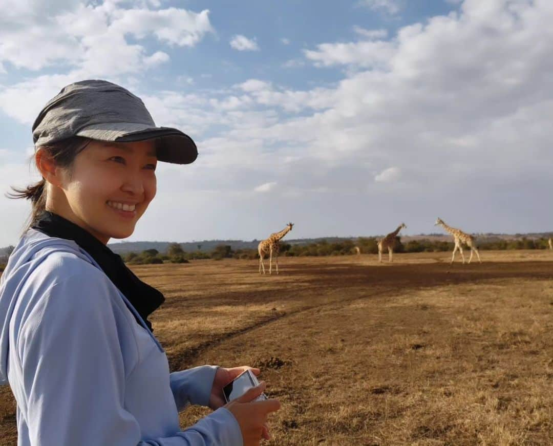 伊勢みずほさんのインスタグラム写真 - (伊勢みずほInstagram)「ここの野生の動物たちは、ニンゲンも他の野生動物と何ら変わらない目で見てくれてる。  敵でもない。 味方でもない。  ただ、そこにいる生き物。  別に戦う必要のない、生き物。  もしかすると野生動物からしたら、全く相手にされていないだけなのかもしれない。  と、感じます。  #ケニア #kenya #thearkkenya #sufalı #naturelover #野生動物 #共生 #キリン　#🦒 #サンクチュアリ #地球は誰のものでもない #伊勢みずほ #遅い夏休み #感謝」9月30日 5時19分 - isemizuhoo