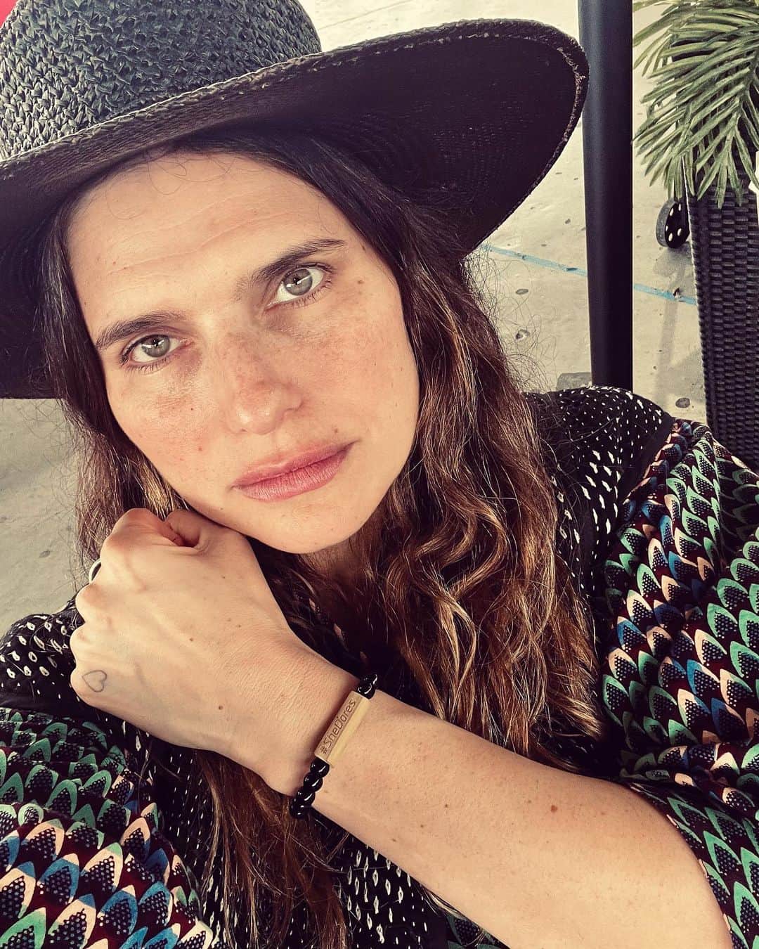 レイク・ベルのインスタグラム：「I am proud to join @womenforwomen to shine a spotlight on the courageous women survivors of war who are daring to stand up for their rights despite the risks and bring change.  You can show your support by donating to receive a #SheDares bracelet which is handmade by survivors, and your gift will be matched three times between now and November 3!  Let women everywhere know that when #SheDares we’ve got her back!」