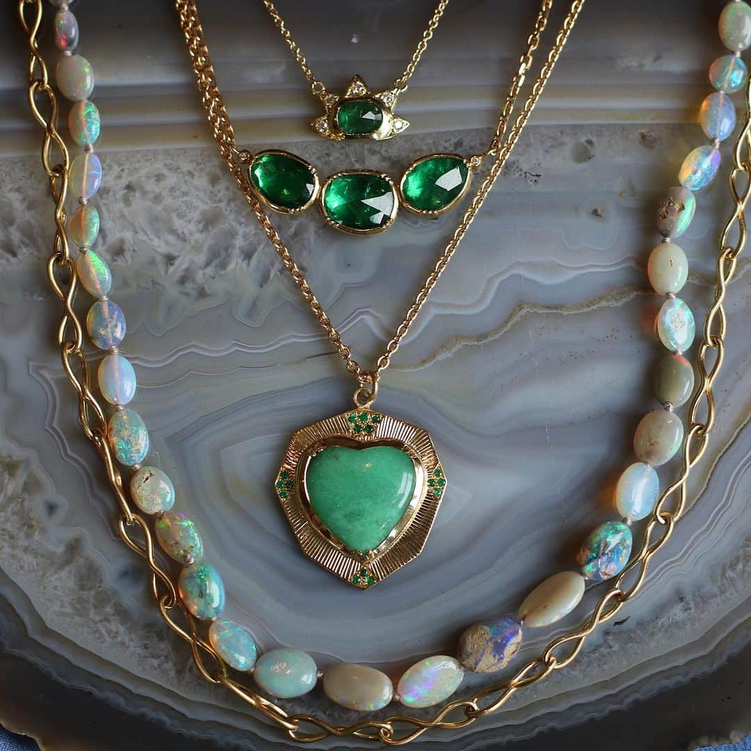 ブルックグレグソンのインスタグラム：「Shields of Chrysoprase, Emerald, Opal and Gold Love  💎♥️💚 #madewithlove #talismanfinejewelry #brookegregson」