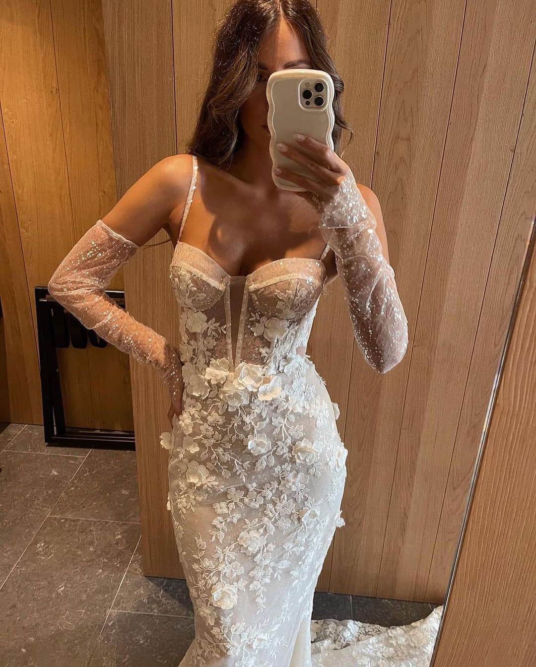BERTAのインスタグラム：「@bertaprivee selfie perfection by #PriveeBride @angel_mitropoulou ♡」