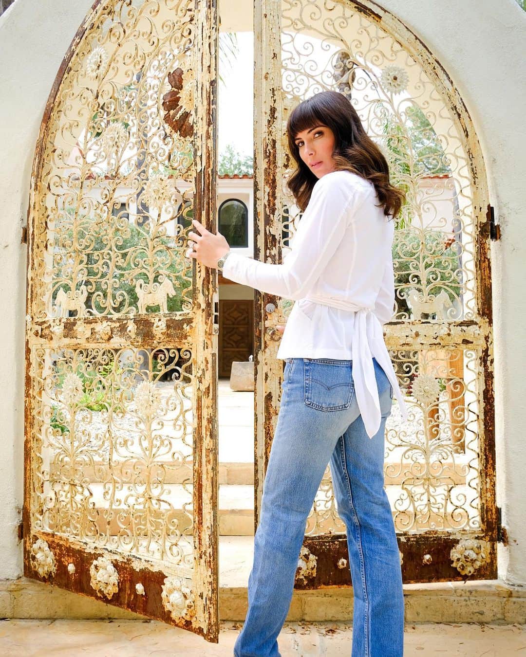 ブリトニー・ワードのインスタグラム：「When one antique gate closes another opens ✨」