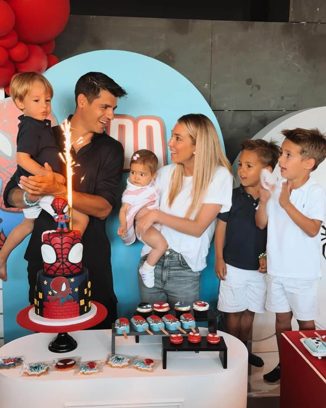 アルバロ・モラタのインスタグラム：「Tanti auguri amore nostro 😍」