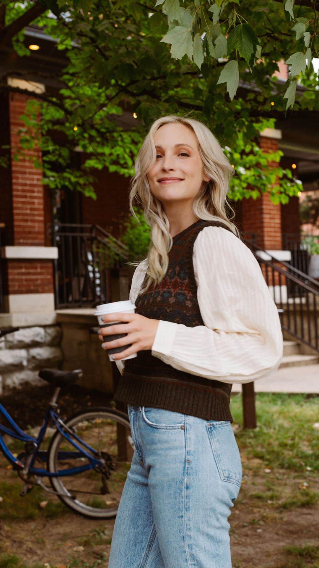 キャンディス・アッコラのインスタグラム：「I can’t tell what I love more… Fall 🍁 or Downtown Franklin in the Fall ☕️ (and yes I’ve already watched “You’ve Got Mail” multiple times this season and lit every pumpkin spice candle just let a gal live her best cozy life)  #F…O….X 📚 🎃 🍎」