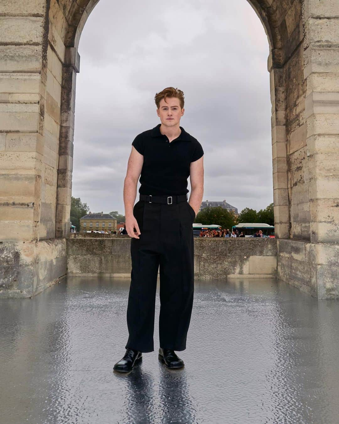 Loeweさんのインスタグラム写真 - (LoeweInstagram)「Guests arrive for the LOEWE Spring Summer 2024 women’s runway show held at Château de Vincennes in Paris.   #LOEWE #LOEWESS24」9月30日 5時52分 - loewe