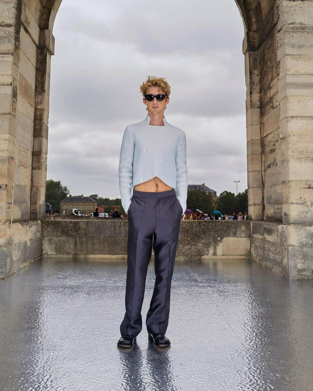 Loeweさんのインスタグラム写真 - (LoeweInstagram)「Guests arrive for the LOEWE Spring Summer 2024 women’s runway show held at Château de Vincennes in Paris.   #LOEWE #LOEWESS24」9月30日 5時52分 - loewe