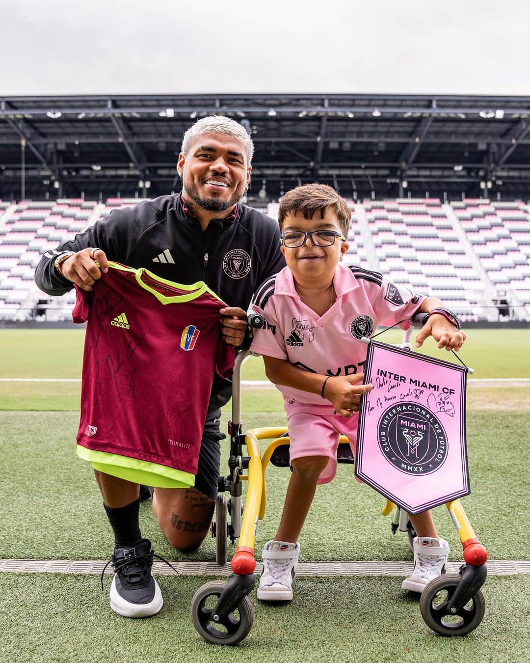 ホセフ・マルティネスのインスタグラム：「Una tarde llena de sonrisas que van más allá de la cancha ✨  Hoy, un sueño se hizo realidad para Camilo al conocer a su ídolo @josefmartinez17 🩷🖤」