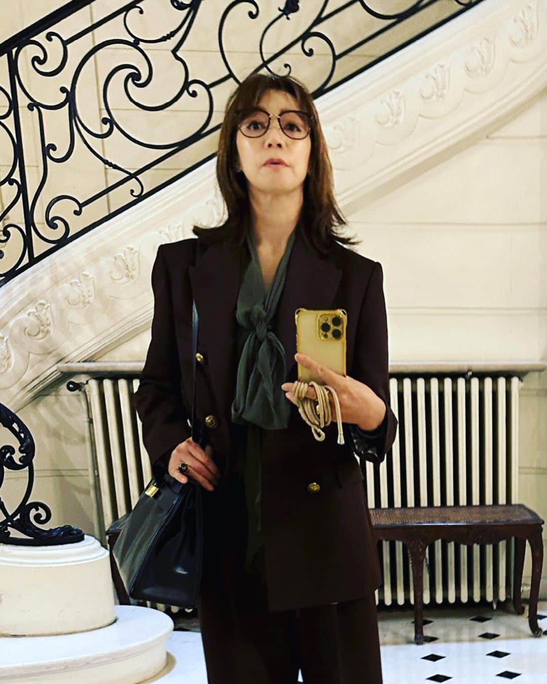 田中杏子さんのインスタグラム写真 - (田中杏子Instagram)「本日の一枚。朝一のショー以外は展示会周りと取材の１日。ひとりパリコレ展示会なので、鏡を見つけてセルフィーショット🤳  2枚目のブラウスはVALENTINO VINTAGEで見つけたブラウスでぇす。  いまから会食。ワクワク✨✨✨ #パリコレ2024ss」9月30日 5時53分 - akoakotanaka