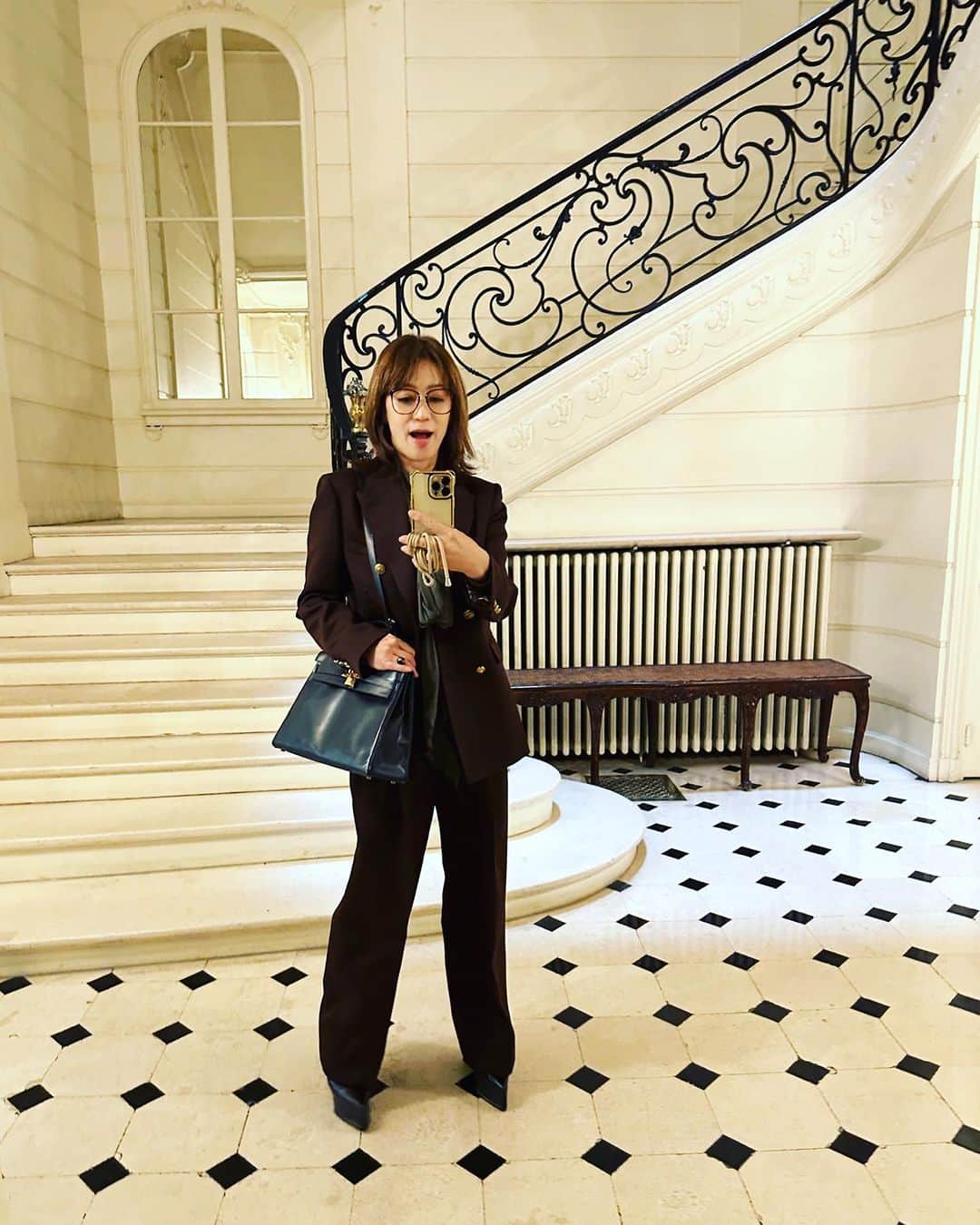 田中杏子さんのインスタグラム写真 - (田中杏子Instagram)「本日の一枚。朝一のショー以外は展示会周りと取材の１日。ひとりパリコレ展示会なので、鏡を見つけてセルフィーショット🤳  2枚目のブラウスはVALENTINO VINTAGEで見つけたブラウスでぇす。  いまから会食。ワクワク✨✨✨ #パリコレ2024ss」9月30日 5時53分 - akoakotanaka