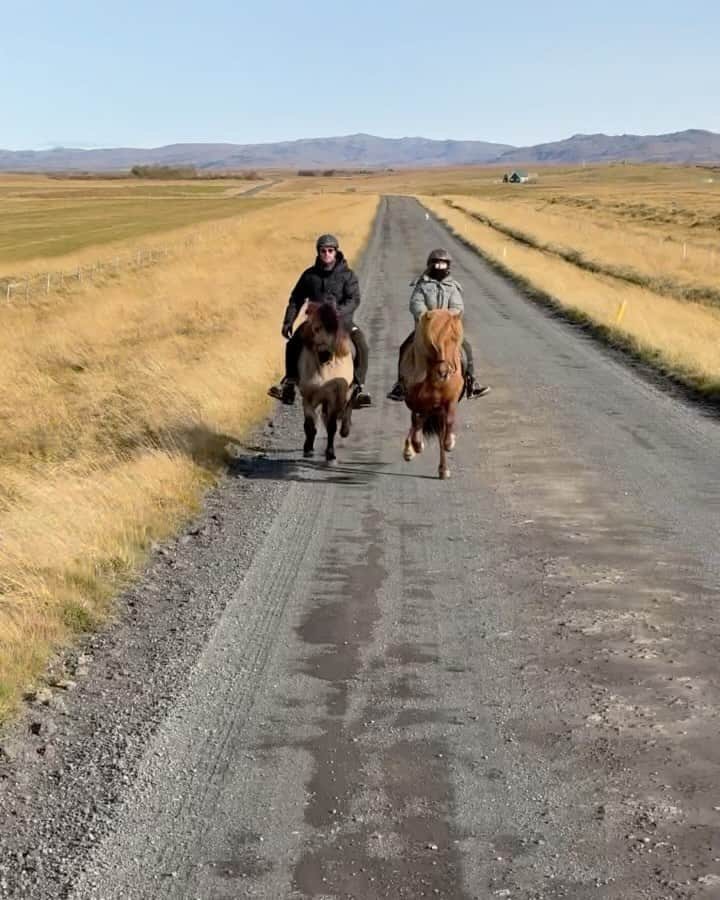 クリス・ヘムズワースのインスタグラム：「Day two of our Icelandic adventures 🐎 🐴 @hekluhestar」