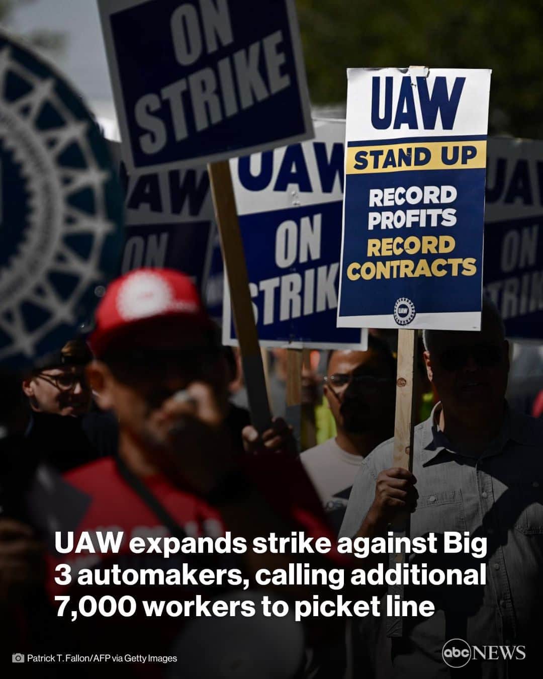 ABC Newsのインスタグラム：「A labor strike against the three major U.S. automakers expanded further amid ongoing contract negotiations.  United Auto Workers President Shawn Fain called an additional 7,000 workers to the picket line, bringing the total number of striking workers to 25,000. MORE AT LINK IN BIO.」