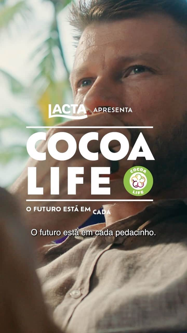 Rodrigo Hilbertのインスタグラム：「Apresentador, ator ou cozinheiro?   Nada disso, agora o meu sonho é ser chocológo e só @lactaoficial me proporcionou isso.   E para você descobrir o que um chocológo faz, assista grátis no Globoplay a série de Lacta, Cocoa Life: O futuro está em cada pedacinho.   #chocolate #Lacta #CocoaLife #ofuturoestáemcadapedacinho #cadapedacinhoaproxima #publicidade」