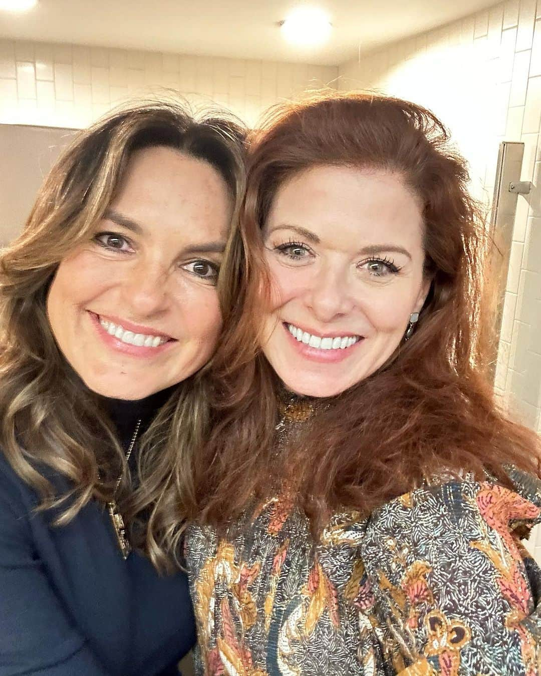 デブラ・メッシングのインスタグラム：「I had the most special evening with @therealmariskahargitay at @bluehillfarm learning about regenerative farming and how that can help fix our climate and water crisis. We were served exquisite farm to table organic dishes and were shown clips from the new documentary @commongroundfilm that is premiering in nyc at the @angelikafilmny which is incredible. I’m so grateful to all the farmers doing this transformative work and to the film makers for making such an inspiring film.  @kisstheground  #commonground #documentary #bluehillatstonebarns」