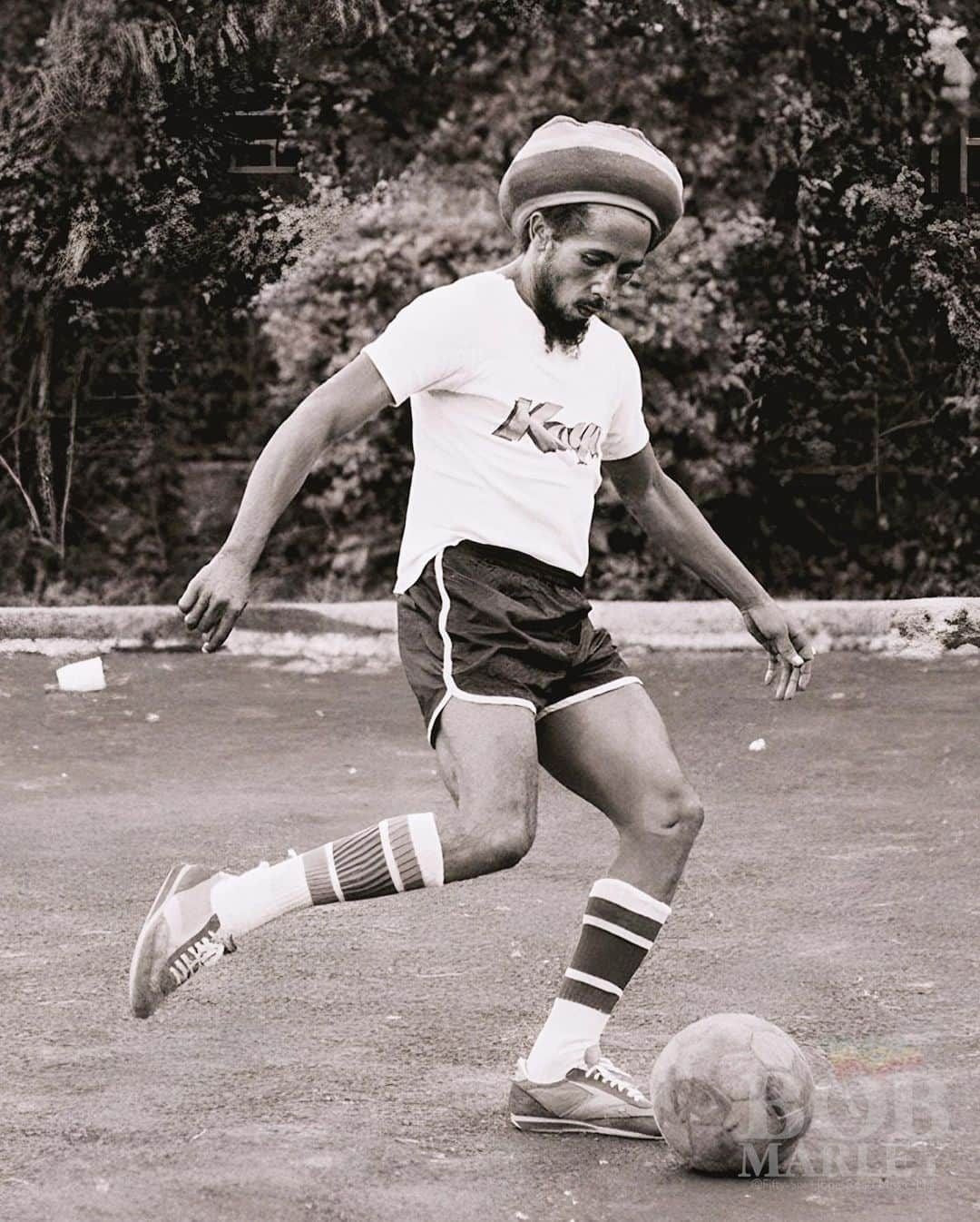 ボブ・マーリーさんのインスタグラム写真 - (ボブ・マーリーInstagram)「“If you want to get to know me, you will have to play football against me.” #bobmarley  📷 #PeterMurphy ©️ Fifty-Six Hope Road Music Ltd.」9月30日 6時02分 - bobmarley