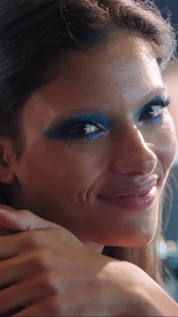 Vogue Beautyのインスタグラム：「During this episode of #DiaryofaModel, @raniabenc takes us behind the scenes of #VogueWorld: London as she gets her brows bleached and rocks bold blue-eye look before hitting the runway.  Tap the link in our bio to watch the full episode.  Director: @glivay Directors of Photography: @chaimuki, @charlotte.a.croft Editor: @evan.allan, @sammycortino Creative Director: @taliacollis Senior Producer: @jerocchi Producer, On Set: sarahaliaslaity Audio: @sound.film.filipe Filmed at: @hotelcaferoyal, @redemptionroasters, Theatre Royal Drury Lane」