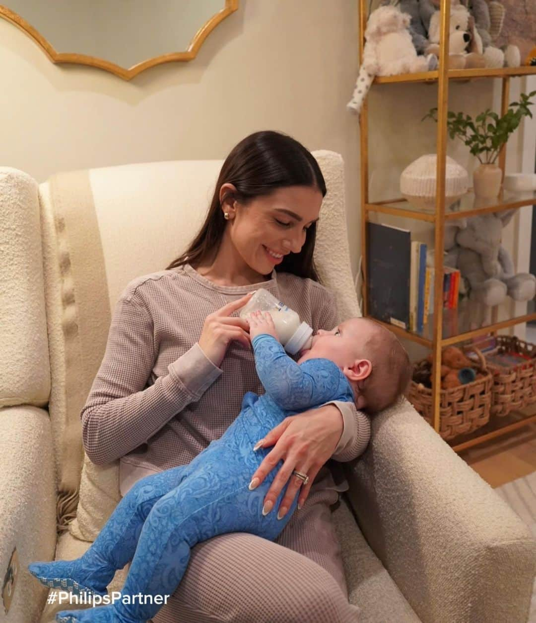 ジェナ・ジョンソンさんのインスタグラム写真 - (ジェナ・ジョンソンInstagram)「#PhilipsPartner Bedtime routines are essential to a baby’s development, and Rome is happiest with a nice warm @philipsavent Anti-colic bottle and his favorite Soothie snuggle. We love the koala, but they come in eight adorable characters! #parentyourway」9月30日 6時15分 - jennajohnson