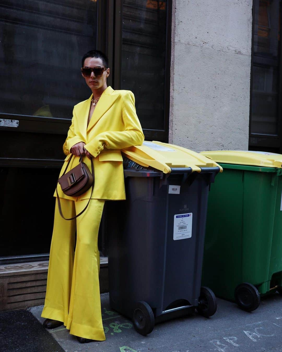 岩崎拓馬のインスタグラム：「🇫🇷🇫🇷🇫🇷🇫🇷 . . NINA RICCI 24SS SHOW @ninaricci  @harris_reed   黄色に包まれて💛💛💛💛  本当にシルエットが抜群に綺麗  NINA RICCI着るだけで スタイルが超よくなる🥺🩷  それでいて可愛いから完璧😍🫶🏻  街に繰り出すと道ゆく人たちが褒めてくれて なんだかとても有頂天🤩🤩🤩🤩  photo by @yoshiminagao  . . #NINARICCI #pfw #parisfashionweek #happytime」