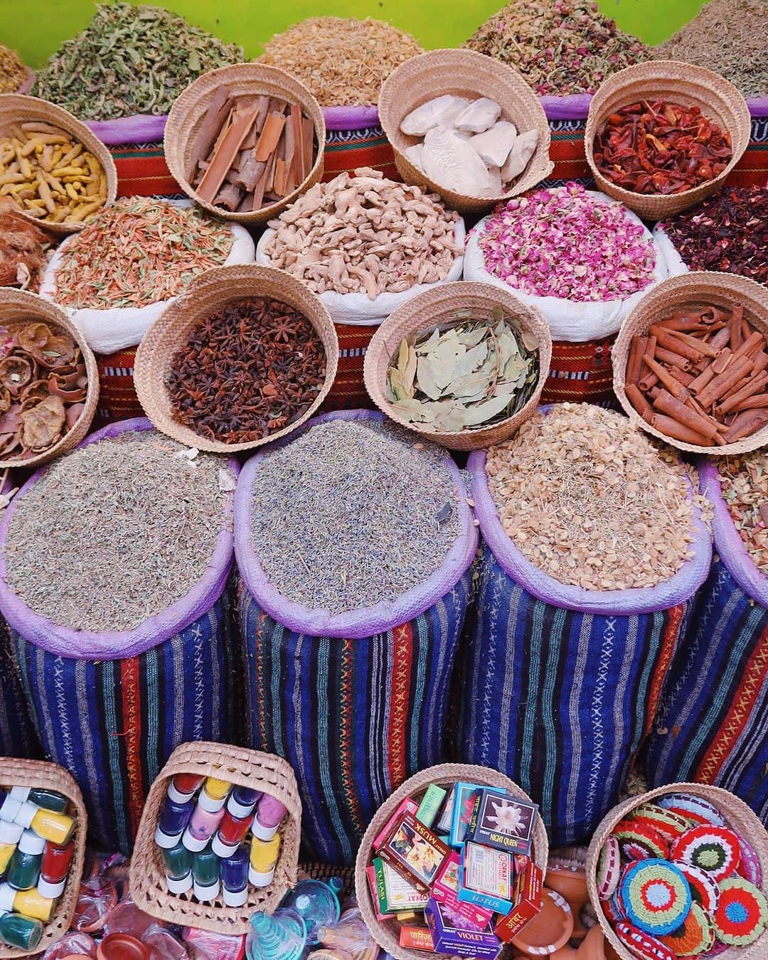 Wanda Grandiのインスタグラム：「Souk 🇲🇦✨💖🪞🎏 labirinto de cores e aromas. #marrakech」