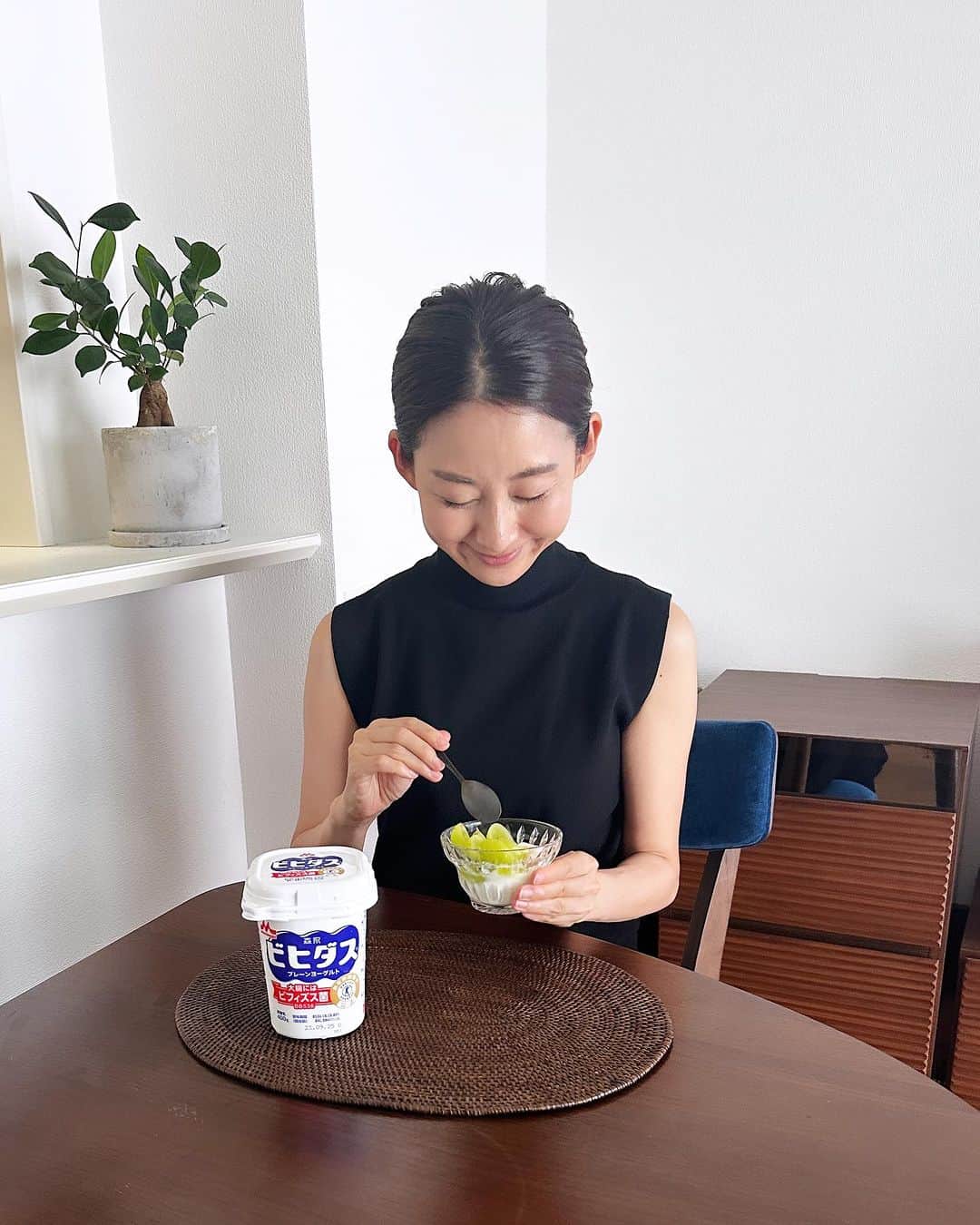 安堂サオリのインスタグラム：「ビフィズス菌入りのビヒダスヨーグルトで腸活をはじめて1か月。  全身の健康につながる腸内フローラのバランスを整えるためには、菌を食べるだけじゃなく、 「菌を育てる」という考え方も大切！ ということで、最近は菌の餌になる食べ物を摂ることも意識するようにしています。  ビヒダスヨーグルトは普通に食べても美味しいけど、 色々試してみて、ハチミツをかけて食べるのが好み。 ビフィズス菌の餌になるから相性もいいみたい。 そこにフルーツをのせてみたりして。  季節の変わり目は体調が気になるけれど、 変わらず元気で快調＆快腸です。  3歳児との生活は体力も必要だし、 健康でいることの大切さを実感していて。  慌ただしくなりがちな毎日でも簡単に続けられてありがたいです。  @39_editors #PR #ビフィズス菌 #ビヒダス #ヨーグルト選びをアップデート #森永乳業 #健康投資」