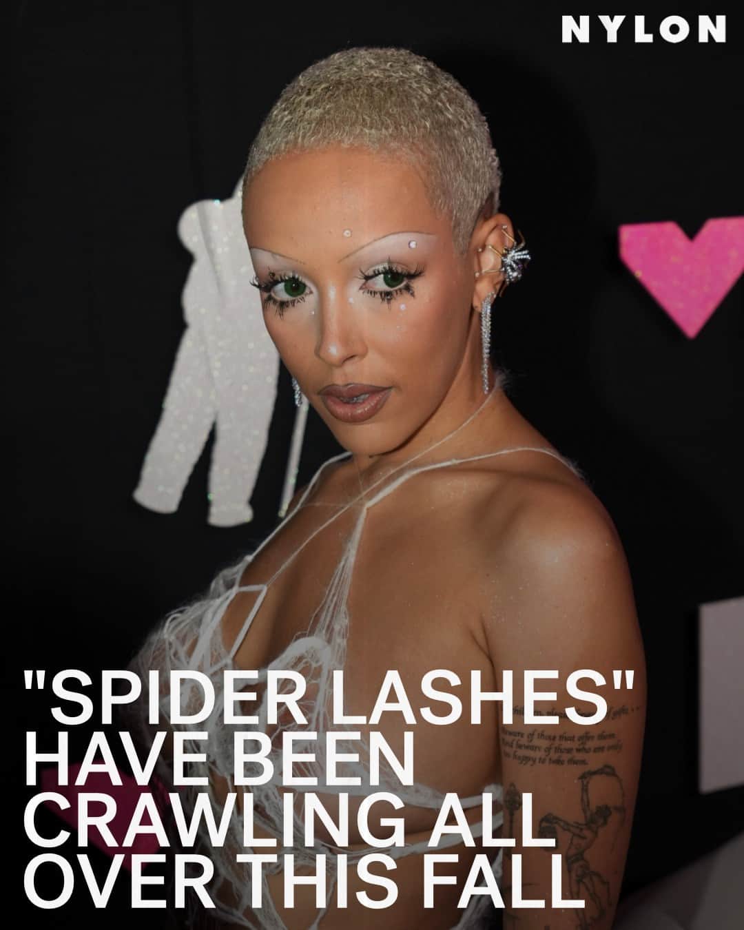 Nylon Magazineのインスタグラム：「The coolest new beauty trend might just be worth conquering your arachnophobia for... From Iris Law's asymmetric eyelashes at Givenchy’s FW23 fashion show to Doja Cat's head-to-toe arachnid-inspired VMAs look — it seems long, spidery lashes are crawling their way into the beauty zeitgeist recently. At the link in bio, learn how to achieve the bug-themed makeup trend taking over everyone's feeds.  📸  Getty」