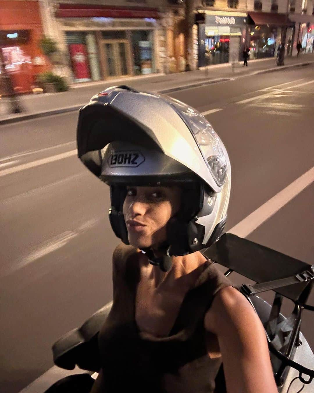 イマン・ハマンさんのインスタグラム写真 - (イマン・ハマンInstagram)「🛵 through Paris for @isabelmarant SS24」9月30日 6時28分 - imaanhammam