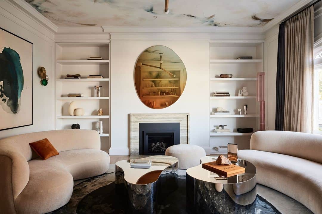 のインスタグラム：「The greater the contrast, the greater potential, it is said. And nowhere could that be more evident than in the sitting room of a 1915 Edwardian in San Francisco’s Pacific Heights designed by local firm Homework (@homeworkdesignshop). It was first gutted to make way for additional storage—then crowned by an ethereal painted ceiling by decorative artist Caroline Lizarraga. The feathery strokes, coupled with a mirror by Sabine Marcelis above the fireplace and softly curved Pierre Augustin Rose sofas, lend the feeling of floating in the clouds. “We like to juxtapose things at different ages; masculine and feminine,” says architect Ben Work. “Anything that creates contrast and surprise.”   Click the link in bio for the full tour of this art-filled home. Written by @anna_fixsen. Photographed by @matthewwilliamsphotographer.」