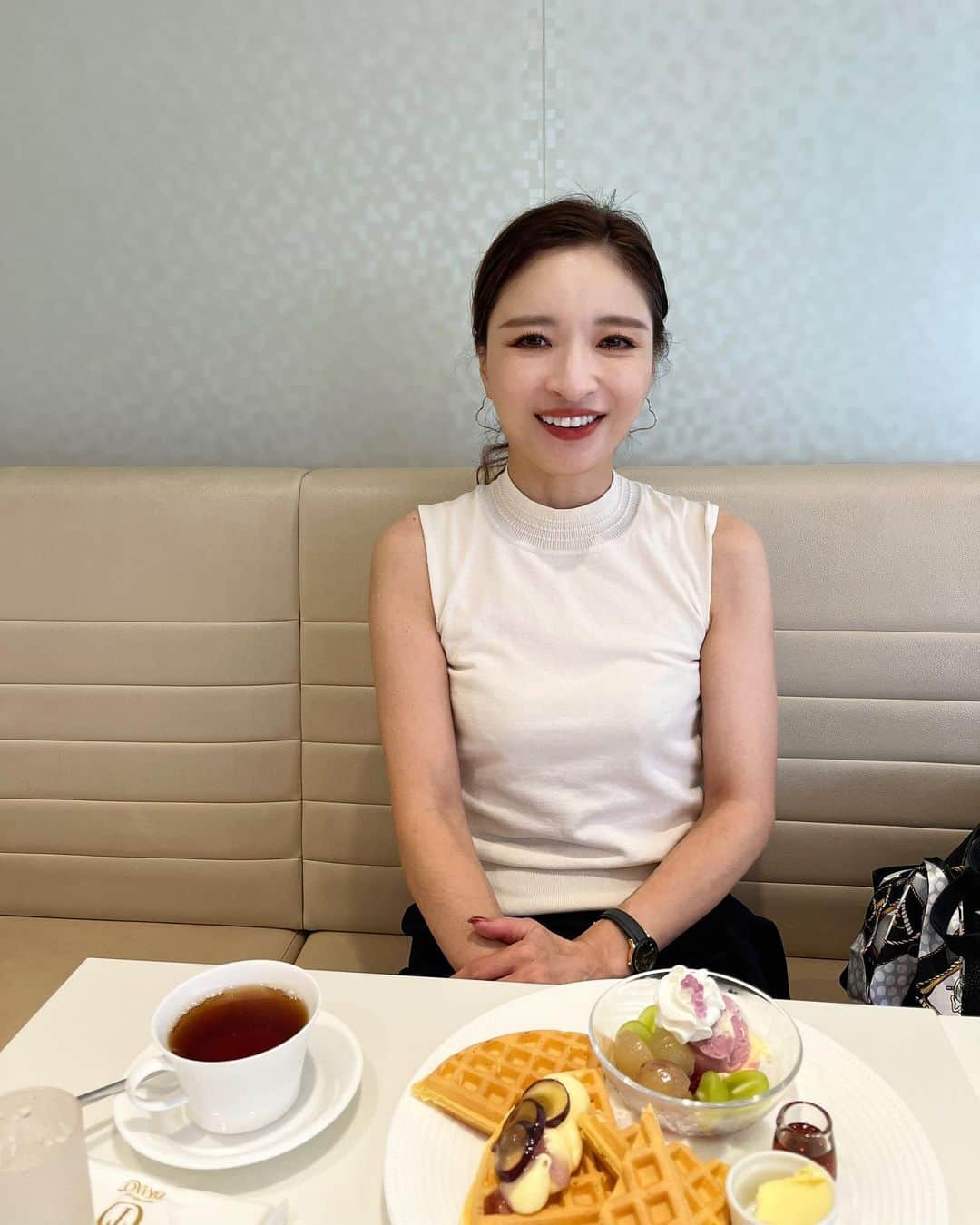 AriizumiEmaのインスタグラム：「母とお茶🫖 弟ファミリー👶🏻の話やら、子供たちや仕事の話やら色々😌 楽しい息抜きの時間💓  シャインマスカットが好きなので、美味しかったです🥹  ・ #母と娘 #母娘#お茶#family」
