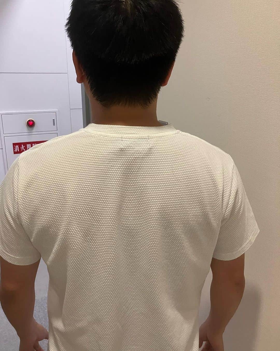 ほんこんのインスタグラム：「誰でしょう？ #後ろ姿シリーズ  #後ろ姿」