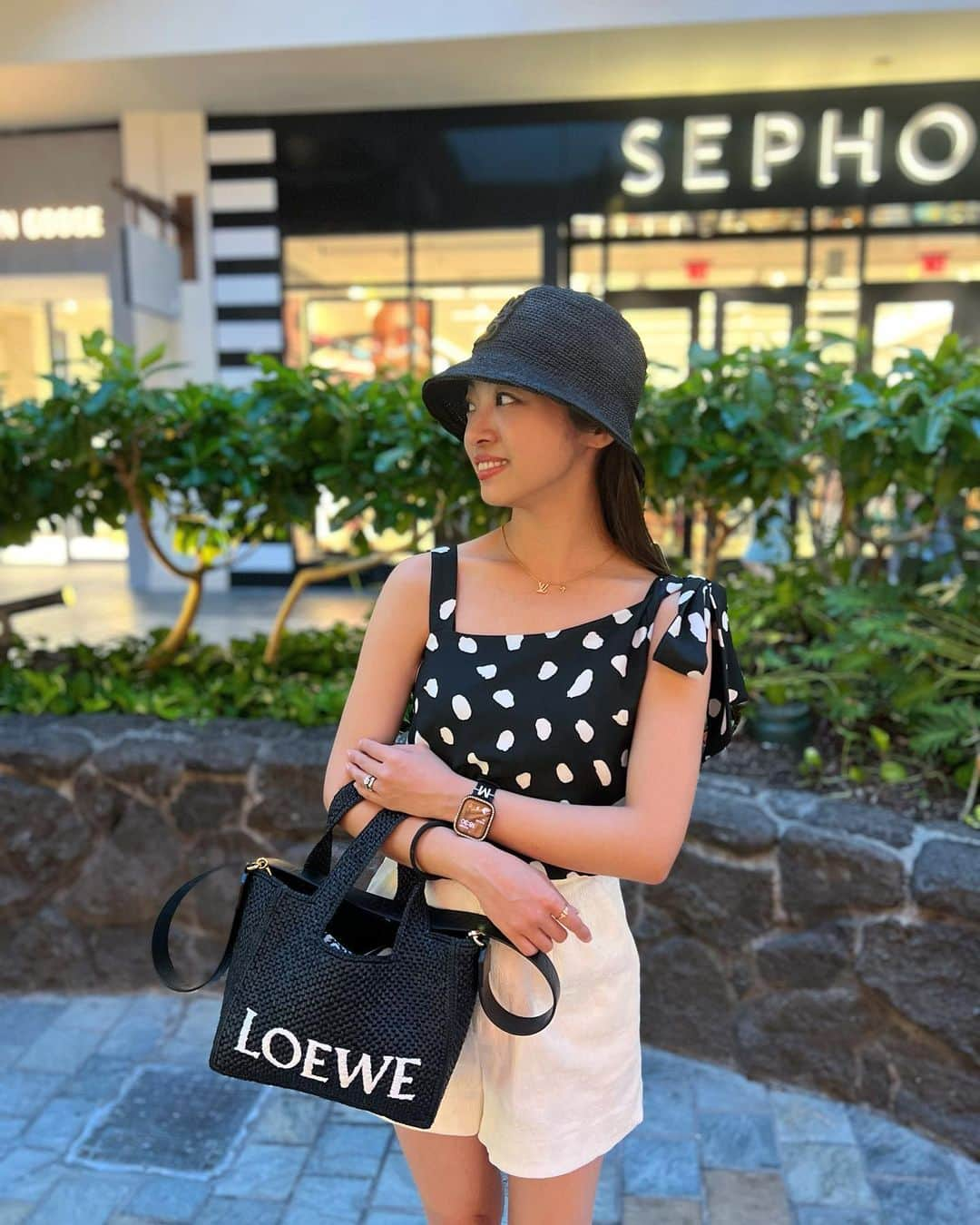 青木茉耶さんのインスタグラム写真 - (青木茉耶Instagram)「🌺🌴  #アラモアナショッピングセンター 🛍  ハワイ投稿しばらく続きます︎︎︎︎︎︎☑︎  #ハワイ #子連れ旅行 #息子初海外 #赤ちゃんと海外旅行 #家族旅行 #ootd #コーディネート #ママコーデ #ハワイ旅 #ままこーで #赤ちゃんのいる生活 #赤ちゃんとおでかけ #生後10ヶ月 #0歳児ママ #男の子ママ #男の子ベビー #海外旅行 #ハワイコーデ」9月30日 6時36分 - ma_ya_126