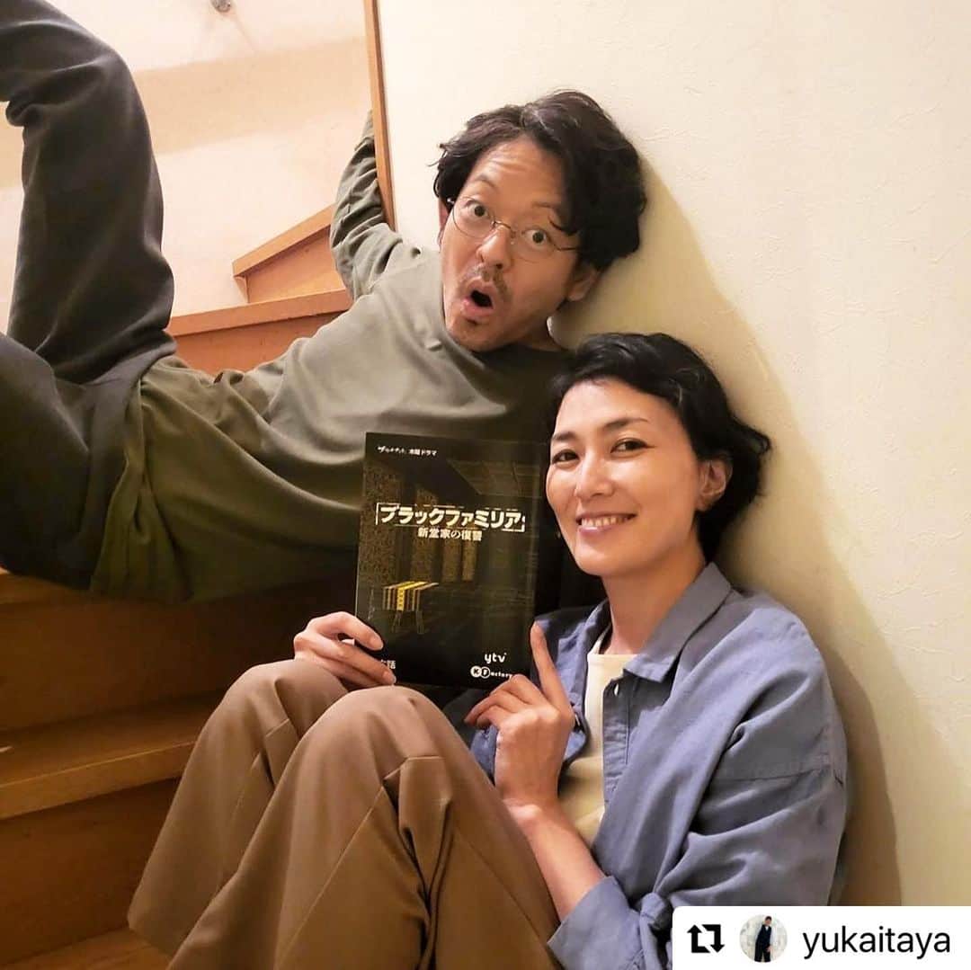 山中崇のインスタグラム：「鋭意撮影中。くせっ毛夫婦🙎‍♂️🙎‍♀️ 夫婦の、家族の展開をお楽しみに！ 『ブラックファミリア〜新堂家の復讐〜』 #ブラックファミリア  #Repost @yukaitaya with @use.repost ・・・ 毎日撮影コツコツと進んでます。 Tverで予告も。ぜひ予習していただけたら。 今回の相棒、旦那さん役の山中氏。 大好きな役者さん！  外は、中秋の名月🌕　美しいね。」