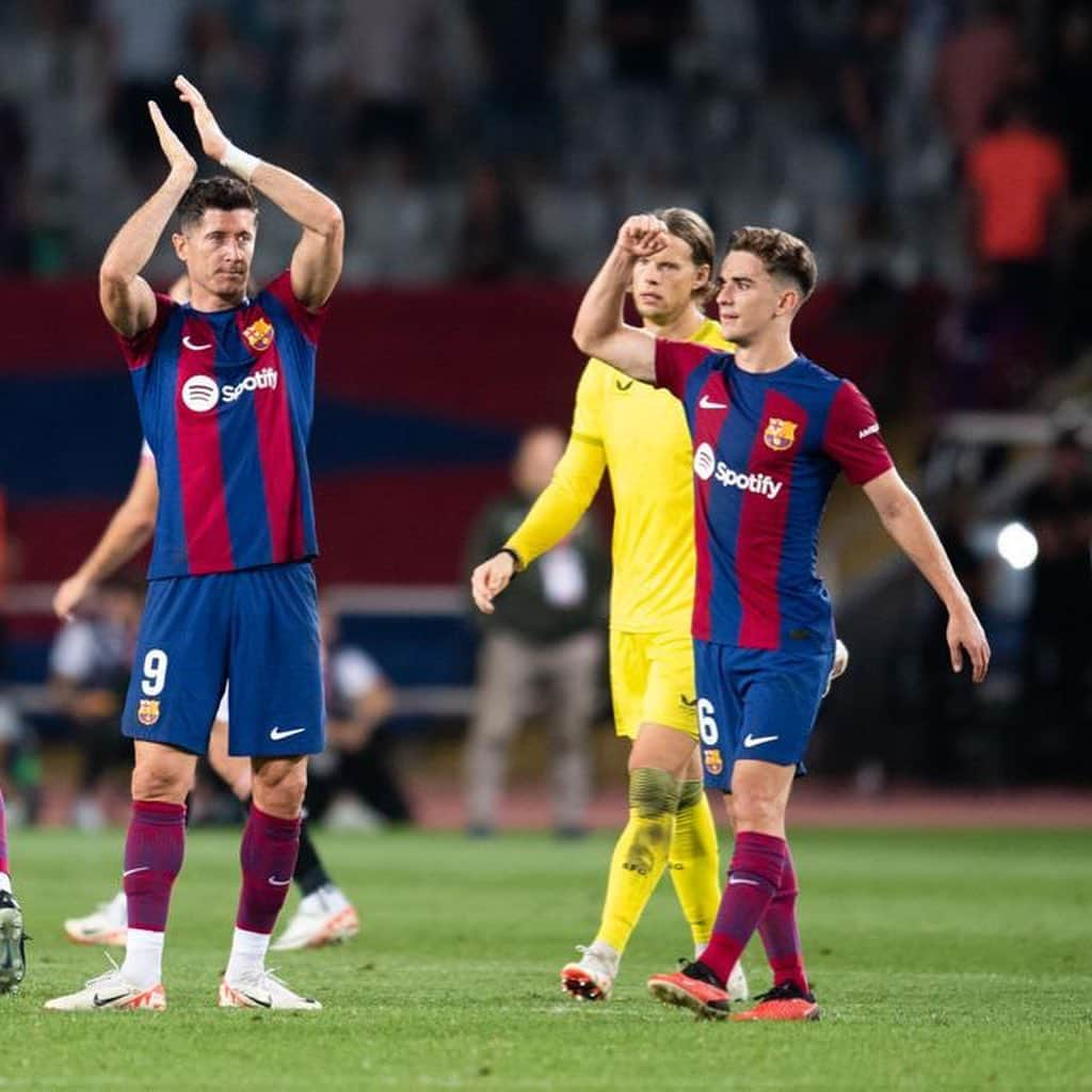 ロベルト・レヴァンドフスキのインスタグラム：「3 points! 💪🏻  @fcbarcelona」