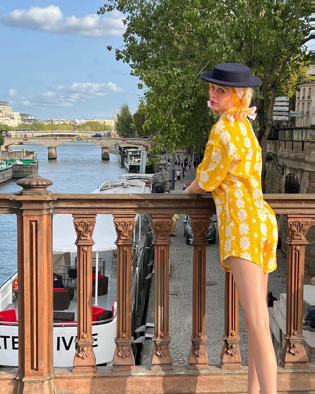ペティート・メラーのインスタグラム：「Orange day in Paris for the @paulandjoeparis Presentation avec mes amis. 💛🗼🚖」