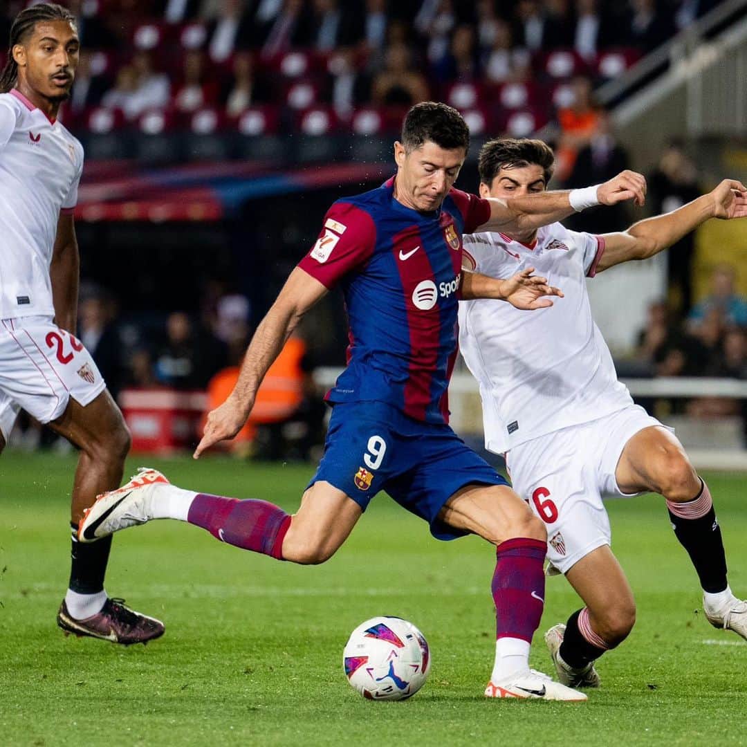 ロベルト・レヴァンドフスキさんのインスタグラム写真 - (ロベルト・レヴァンドフスキInstagram)「3 points! 💪🏻  @fcbarcelona」9月30日 6時42分 - _rl9