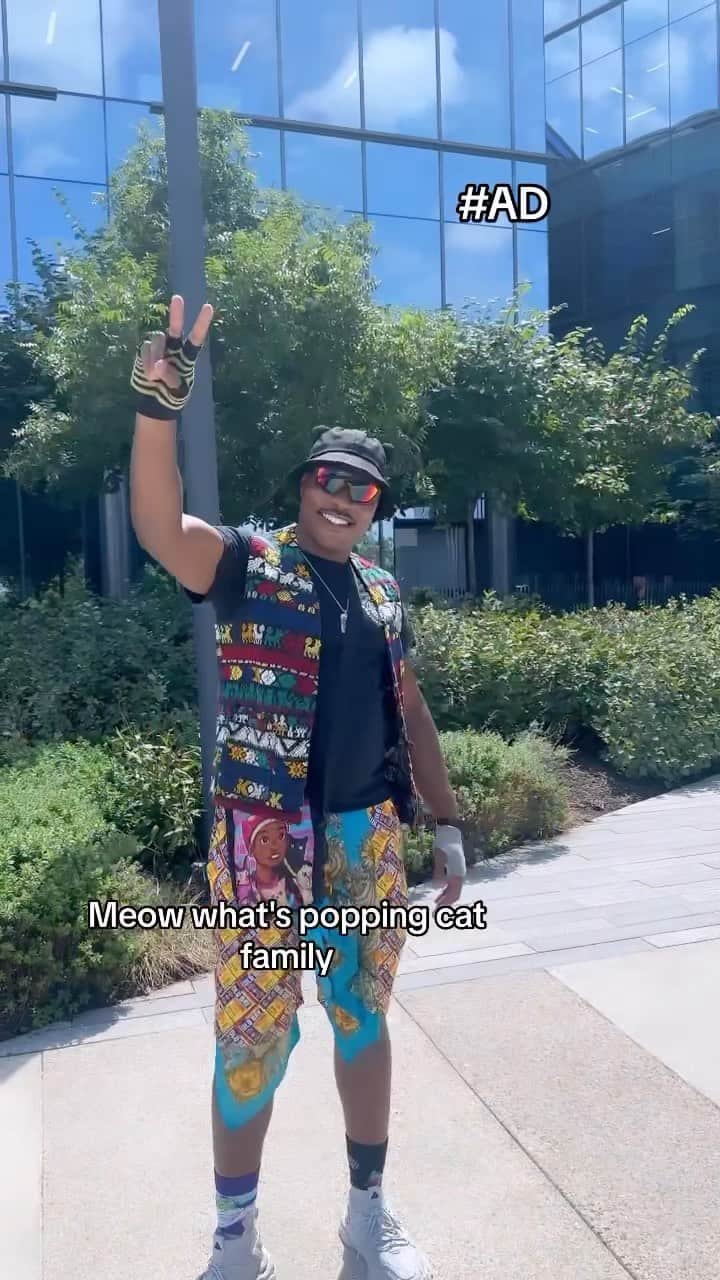 のインスタグラム：「What’s up cat family - we went down to the headquarters of @nutropetfood and it was lit! As a #NUTROPartner we got the inside scoop! I can’t wait to share what’s coming next!! Where our cat people at!? Be sure to check out NUTRO right meow with the link in my bio! #NUTROPetFood #NUTROCoOp」