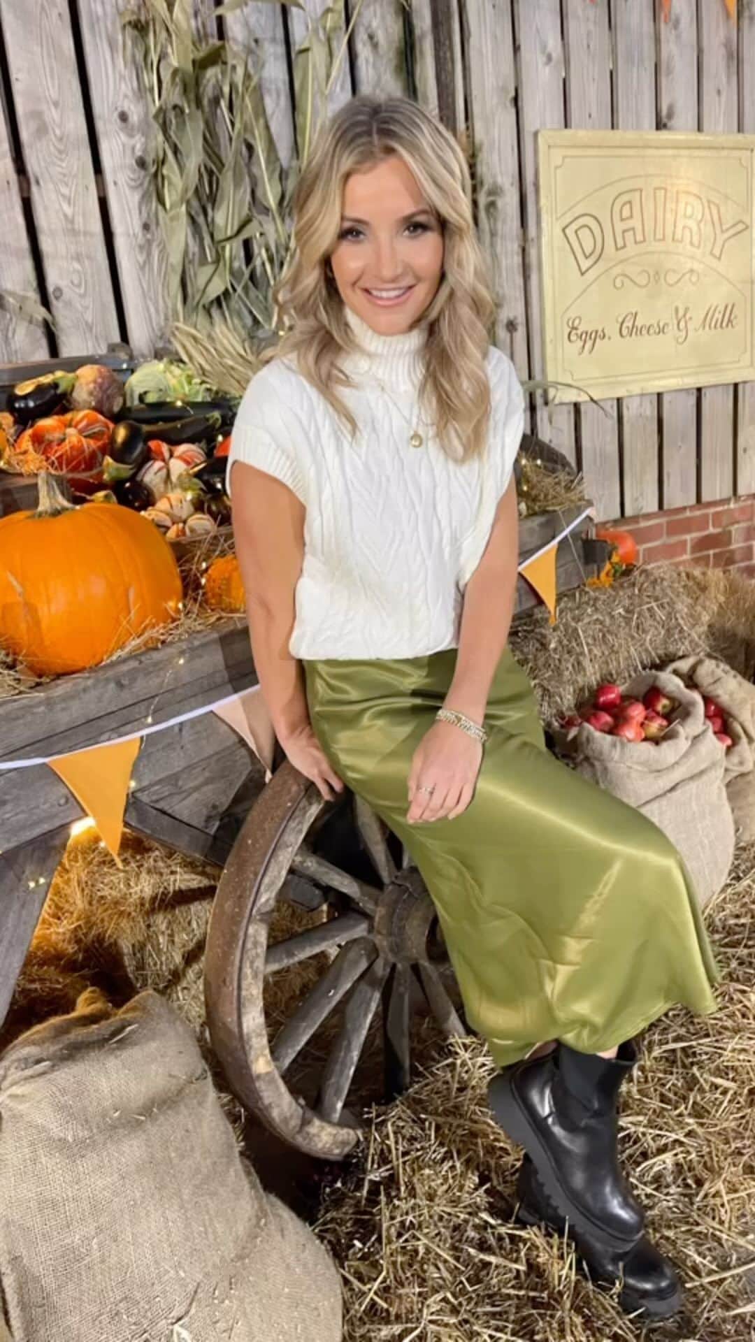 ヘレン・スケルトンのインスタグラム：「Always a pleasure to chat farming and four legged friends with you ❤️😍 @onthefarmc5 this week is on @channel5_tv featuring Barleylands and @cannonhallfarm Face @hollylouisehmua wingmen @thejuleshudson prod comp @daisybeckstudios  Outfits @annabelkermanstylist….  @marksandspencer @asralondon @tomorrowdenim @oldstrom @wyselondon @mintvelvet @boden_clothing @fairfaxandfavor @chlobojewellery @nobodyschild #farming #filming #rurallife #animals #essex #harvest」