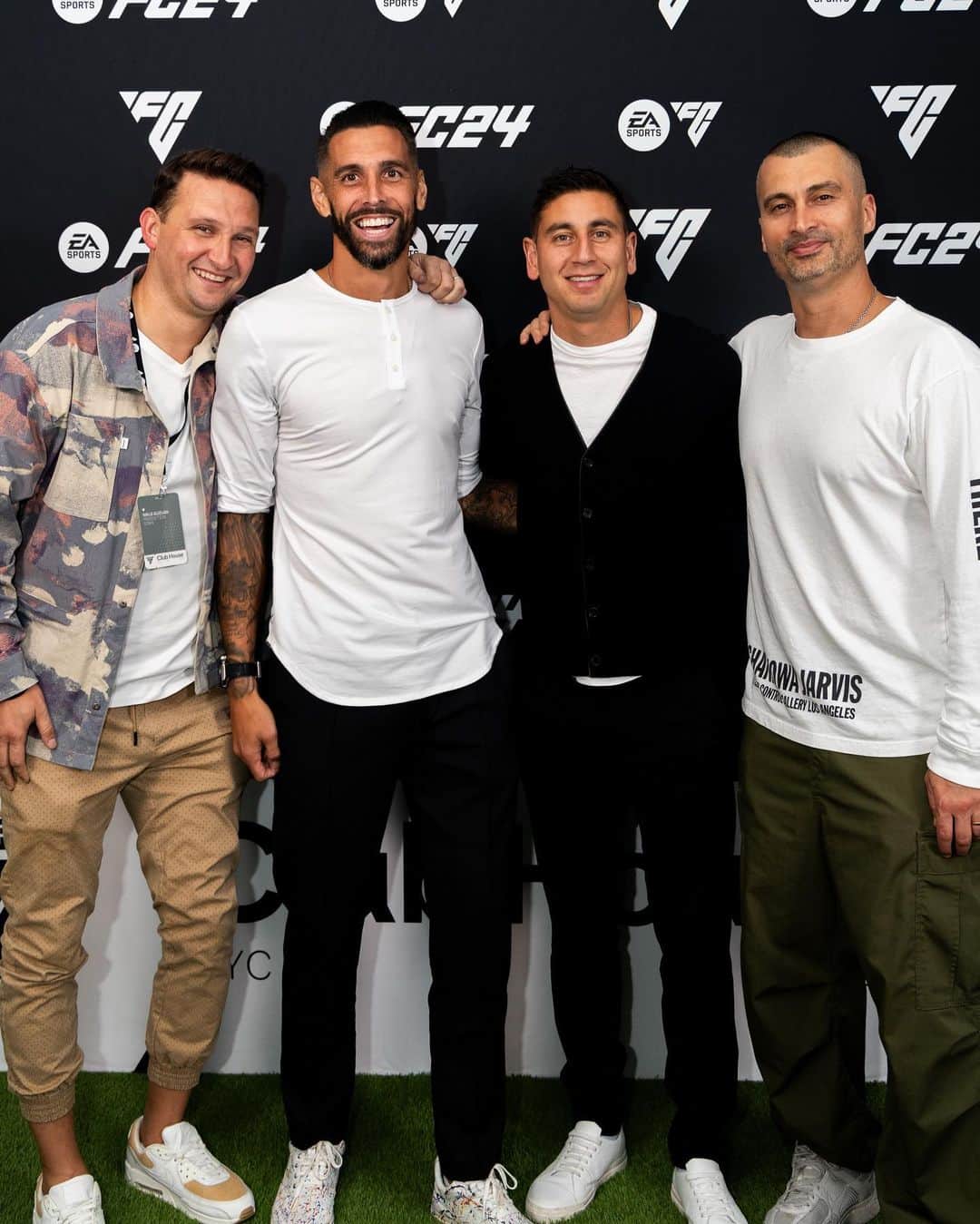 ジェフ・キャメロンのインスタグラム：「Had an unbelievable time at the @easportsfc NYC clubhouse launch event. Go get #FC24 and play now! @ea and the entire team at @icnclst brought so many great people together in the “clubhouse” which truly felt like a house party full of fun and excitement while playing the new @easportsfc 🎮 ⚽️ game.」