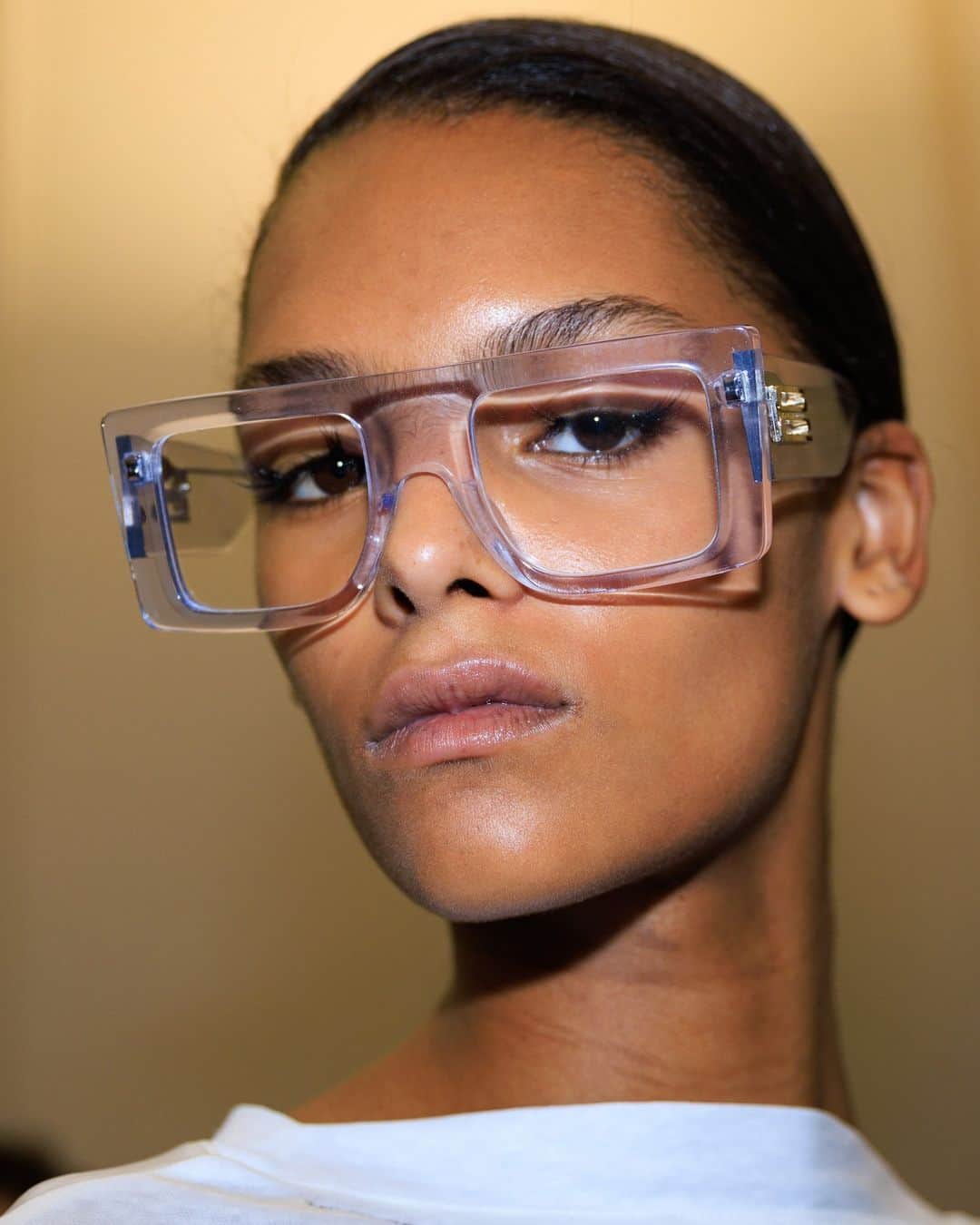 Vogue Beautyのインスタグラム：「@victoriabeckham's spring 2024 collection looks had an unexpected centerpiece—bold statement glasses. Models were sent down the runway in pared-back beauty to let the glasses really shine. Think brushed-up brows, neutral lips and fresh, dewy skin.   Tap the link in our bio to see more. Photographed by @styledumonde」