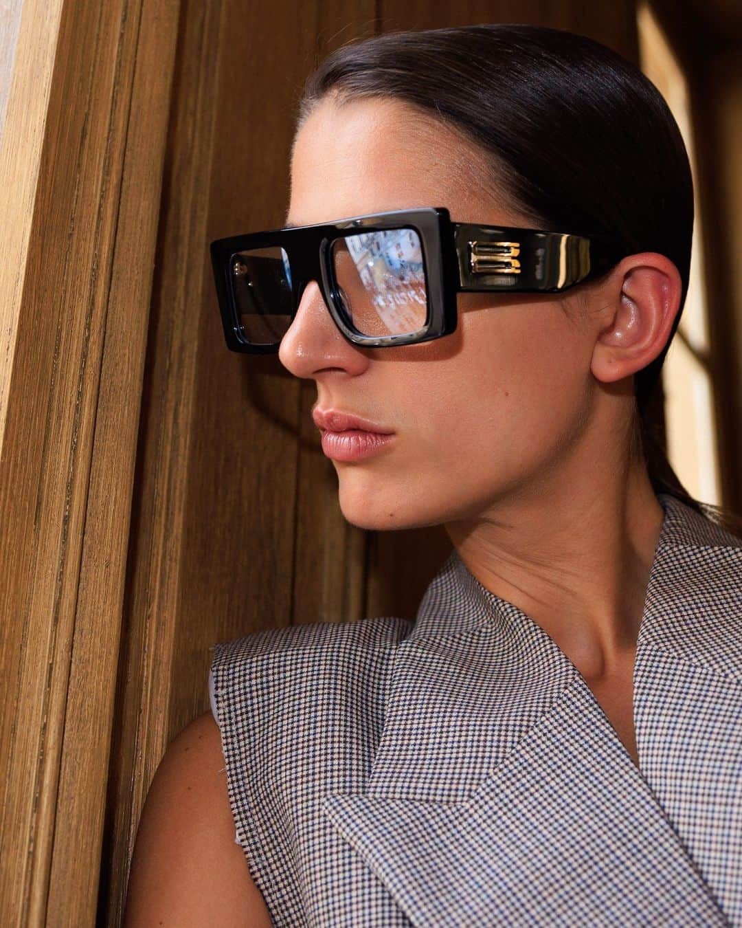 Vogue Beautyさんのインスタグラム写真 - (Vogue BeautyInstagram)「@victoriabeckham's spring 2024 collection looks had an unexpected centerpiece—bold statement glasses. Models were sent down the runway in pared-back beauty to let the glasses really shine. Think brushed-up brows, neutral lips and fresh, dewy skin.   Tap the link in our bio to see more. Photographed by @styledumonde」9月30日 6時50分 - voguebeauty