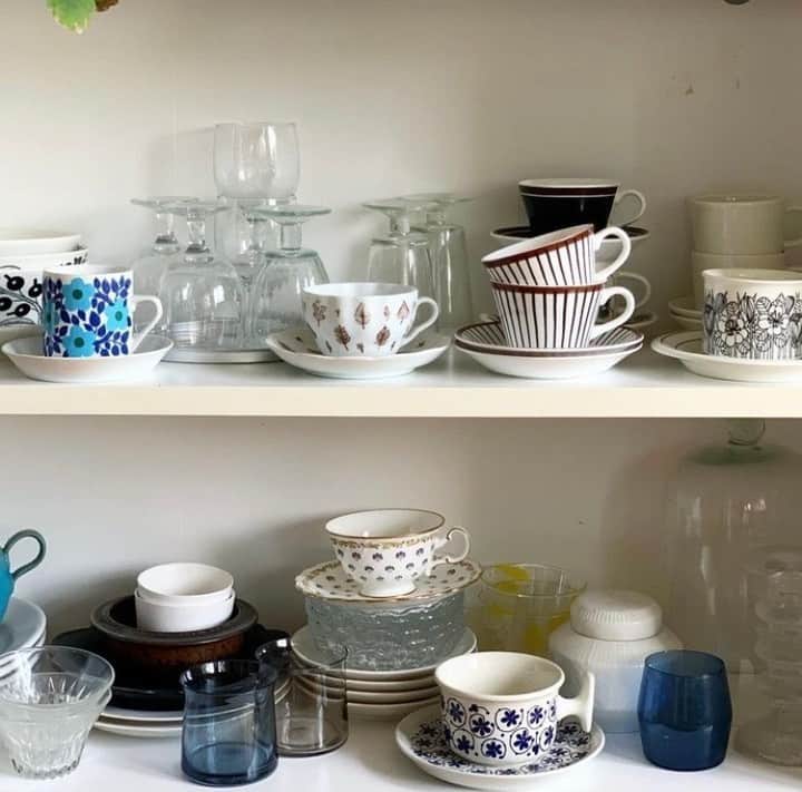 北欧、暮らしの道具店さんのインスタグラム写真 - (北欧、暮らしの道具店Instagram)「店長佐藤のアカウント（@tomokosato_hokuohkurashi）からお届けしている一コマ。先週の様子をお届けします☕️ . - - - - - - - - - - - - ■ 店長佐藤：  「この週末、やっとやっと すごく涼しい風を感じて、 あたたかいコーヒーや紅茶を 家でも淹れたいなという気分が運ばれてきた。 金木犀が香り出す頃も近いかしら、 と急にソワソワしてきたりも。」  - - - - - - - - - - - 店長佐藤のアカウントでは、愛用品や 自宅インテリア、日々の暮らしを更新中！ ぜひフォローしてご覧になってみてくださいね。 ➔@tomokosato_hokuohkurashi . #北欧食器#北欧ヴィンテージ食器#シンプル#シンプルライフ#シンプルデザイン#暮らしを楽しむ#日々の暮らし#北欧#暮らし#北欧暮らしの道具店」9月30日 7時01分 - hokuoh_kurashi
