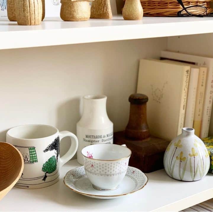 北欧、暮らしの道具店さんのインスタグラム写真 - (北欧、暮らしの道具店Instagram)「店長佐藤のアカウント（@tomokosato_hokuohkurashi）からお届けしている一コマ。先週の様子をお届けします☕️ . - - - - - - - - - - - - ■ 店長佐藤：  「この週末、やっとやっと すごく涼しい風を感じて、 あたたかいコーヒーや紅茶を 家でも淹れたいなという気分が運ばれてきた。 金木犀が香り出す頃も近いかしら、 と急にソワソワしてきたりも。」  - - - - - - - - - - - 店長佐藤のアカウントでは、愛用品や 自宅インテリア、日々の暮らしを更新中！ ぜひフォローしてご覧になってみてくださいね。 ➔@tomokosato_hokuohkurashi . #北欧食器#北欧ヴィンテージ食器#シンプル#シンプルライフ#シンプルデザイン#暮らしを楽しむ#日々の暮らし#北欧#暮らし#北欧暮らしの道具店」9月30日 7時01分 - hokuoh_kurashi