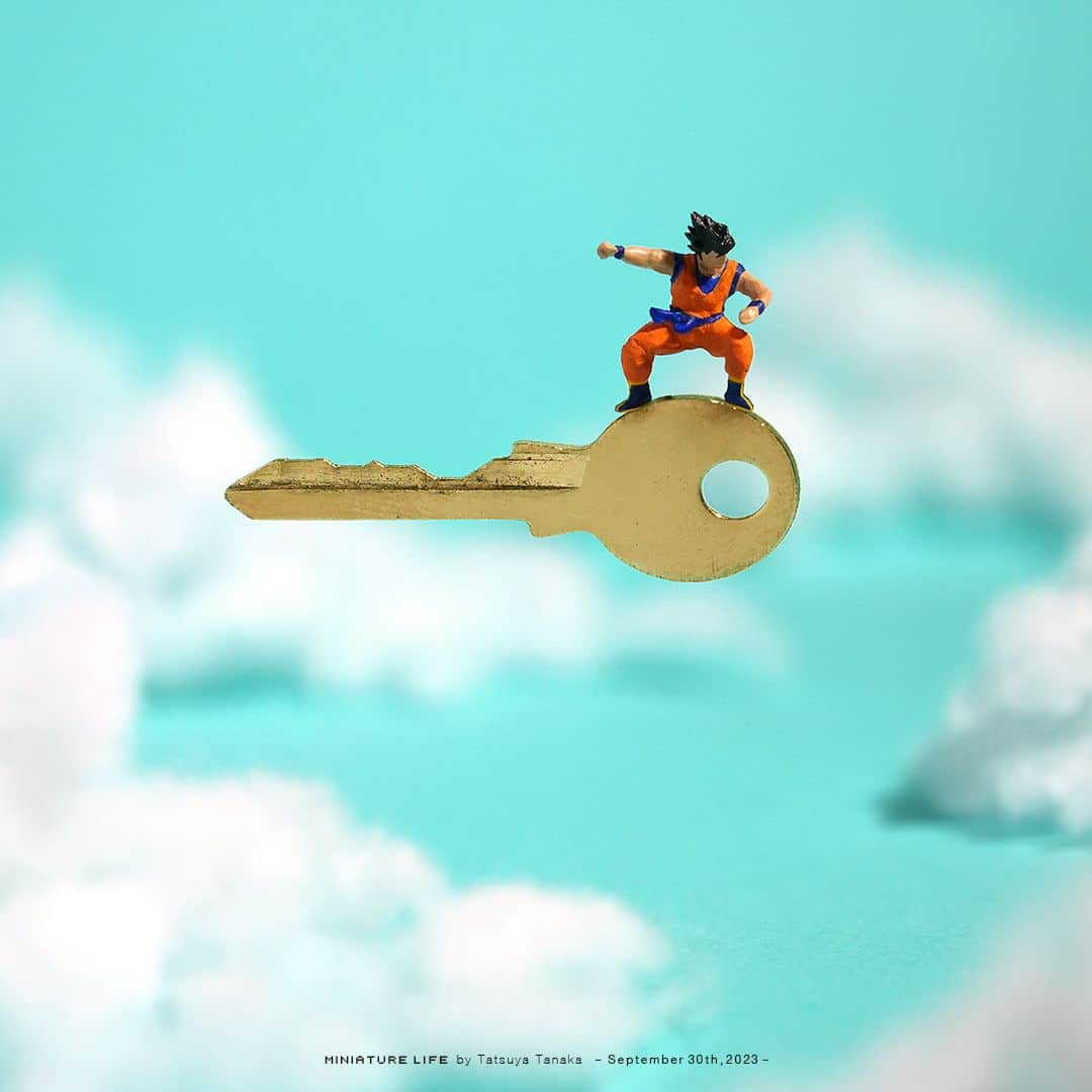 田中達也のインスタグラム：「“Flying Nimbus” ⠀ ⠀ Key斗雲（作者は鳥山あキーら） ⠀ ⠀ ─────────────────── 《EXHIBITION info》 ⠀ 【ミニチュアの視点で見る日本－田中 達也 展】 Japan from miniatures - Tatsuya Tanaka at Japan House São Paulo until : Oct. 8, 2023 ⠀ 【ミニチュアライフ 神戸エアポート】 MINIATURE LIFE × KOBE AIRPO」