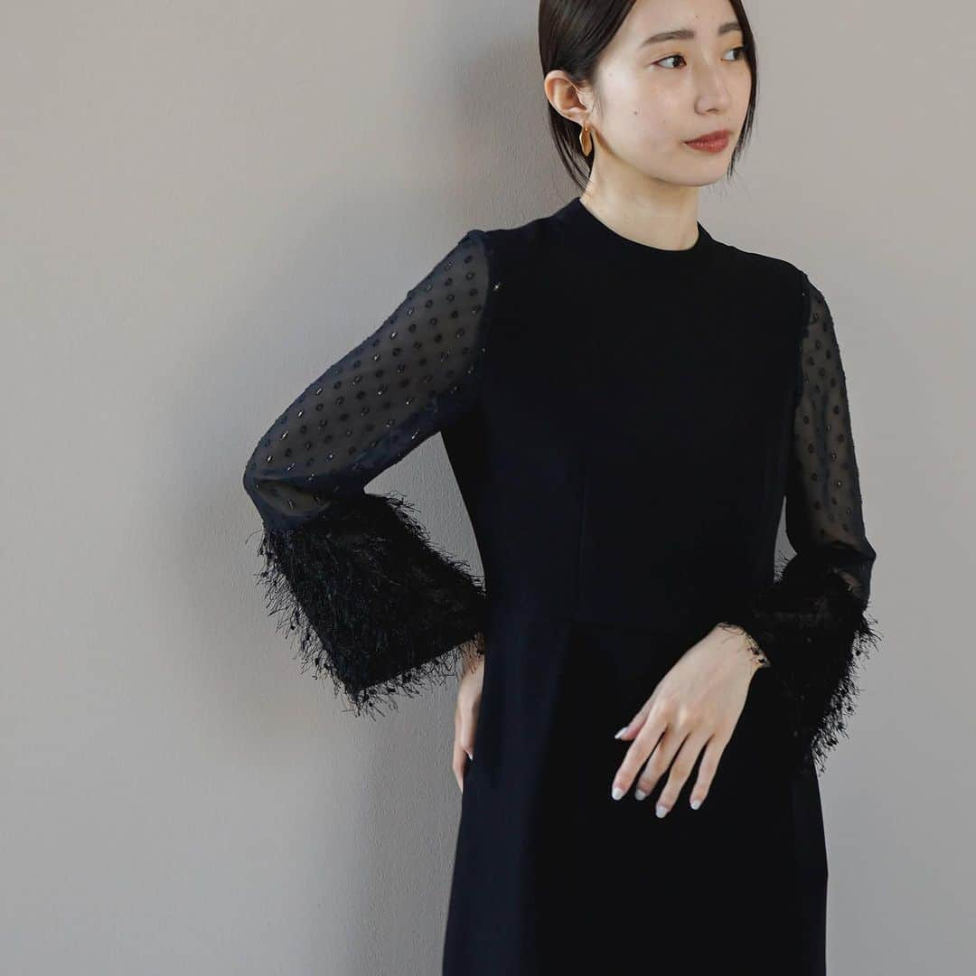 kaene －カエン－さんのインスタグラム写真 - (kaene －カエン－Instagram)「- new -  🏷️ Jacquard sleeve dress / ジャガードスリーブドレス_No.100906 ▪︎color : blown / black ▪︎size : 34 / 36 / 38 ▪︎model : 160cm ( size34 )  ミドルネックとジャガードカフスの組み合わせで、上品に仕上げたコクーンシルエットドレス。  2種類のジャガード生地を組み合わせた印象的なデザインは、この1着でコーディネートが完成します。  #kaene  #dresscode」9月30日 6時56分 - kaene_official