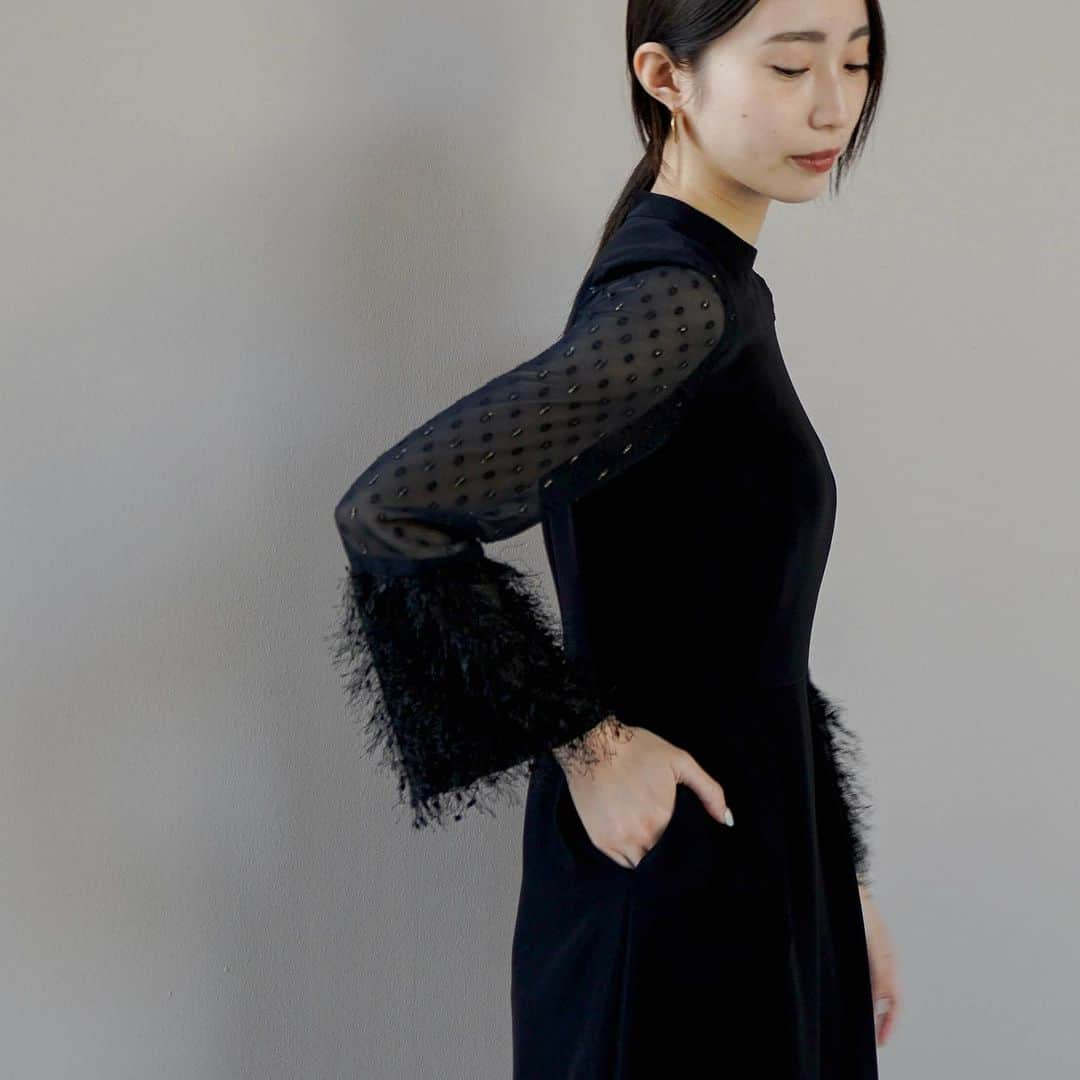 kaene －カエン－のインスタグラム：「- new -  🏷️ Jacquard sleeve dress / ジャガードスリーブドレス_No.100906 ▪︎color : blown / black ▪︎size : 34 / 36 / 38 ▪︎model : 160cm ( size34 )  ミドルネックとジャガードカフスの組み合わせで、上品に仕上げたコクーンシルエットドレス。  2種類のジャガード生地を組み合わせた印象的なデザインは、この1着でコーディネートが完成します。  #kaene  #dresscode」