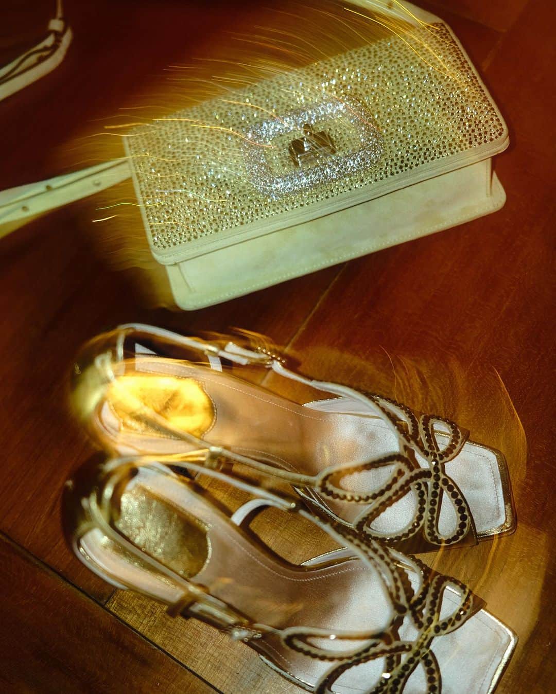 サラ・ミカエラのインスタグラム：「Ready to shine ✨ @rogervivier @gherardofelloni」