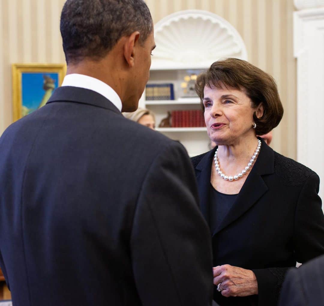 Barack Obamaさんのインスタグラム写真 - (Barack ObamaInstagram)「Dianne Feinstein will be rightly remembered as a trailblazer—the first woman to serve as mayor of San Francisco and the first woman elected to the Senate from California. But once she broke those barriers and walked through those doors, she got to work.   I first got to know Dianne in the Senate, where she was a fierce advocate for gun safety measures and civil rights. Later, when I was president, I came to rely on her as a trusted partner in the fight to guarantee affordable healthcare and economic opportunity for everyone.   The best politicians get into public service because they care about this country and the people they represent. That was certainly true of Dianne Feinstein, and all of us are better for it. Today Michelle and I are thinking of her daughter, Katherine, and everyone who knew and loved her.」9月30日 7時02分 - barackobama