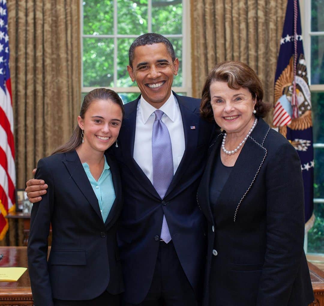 のインスタグラム：「Dianne Feinstein will be rightly remembered as a trailblazer—the first woman to serve as mayor of San Francisco and the first woman elected to the Senate from California. But once she broke those barriers and walked through those doors, she got to work.   I first got to know Dianne in the Senate, where she was a fierce advocate for gun safety measures and civil rights. Later, when I was president, I came to rely on her as a trusted partner in the fight to guarantee affordable healthcare and economic opportunity for everyone.   The best politicians get into public service because they care about this country and the people they represent. That was certainly true of Dianne Feinstein, and all of us are better for it. Today Michelle and I are thinking of her daughter, Katherine, and everyone who knew and loved her.」