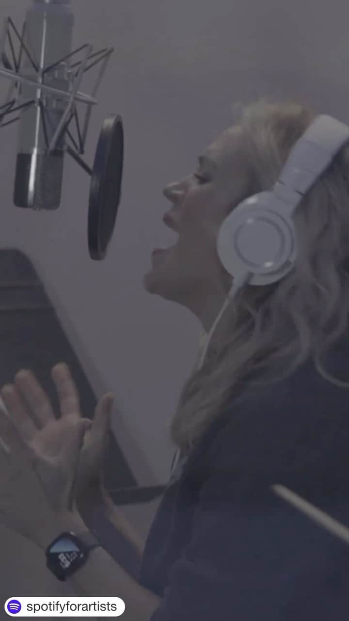 キャリー・アンダーウッドのインスタグラム：「#Repost @spotifyforartists ・・・ Forever thankful for @carrieunderwood giving us a behind the scenes look at the making of #OutOfThatTruck using Clips on Spotify ✨」