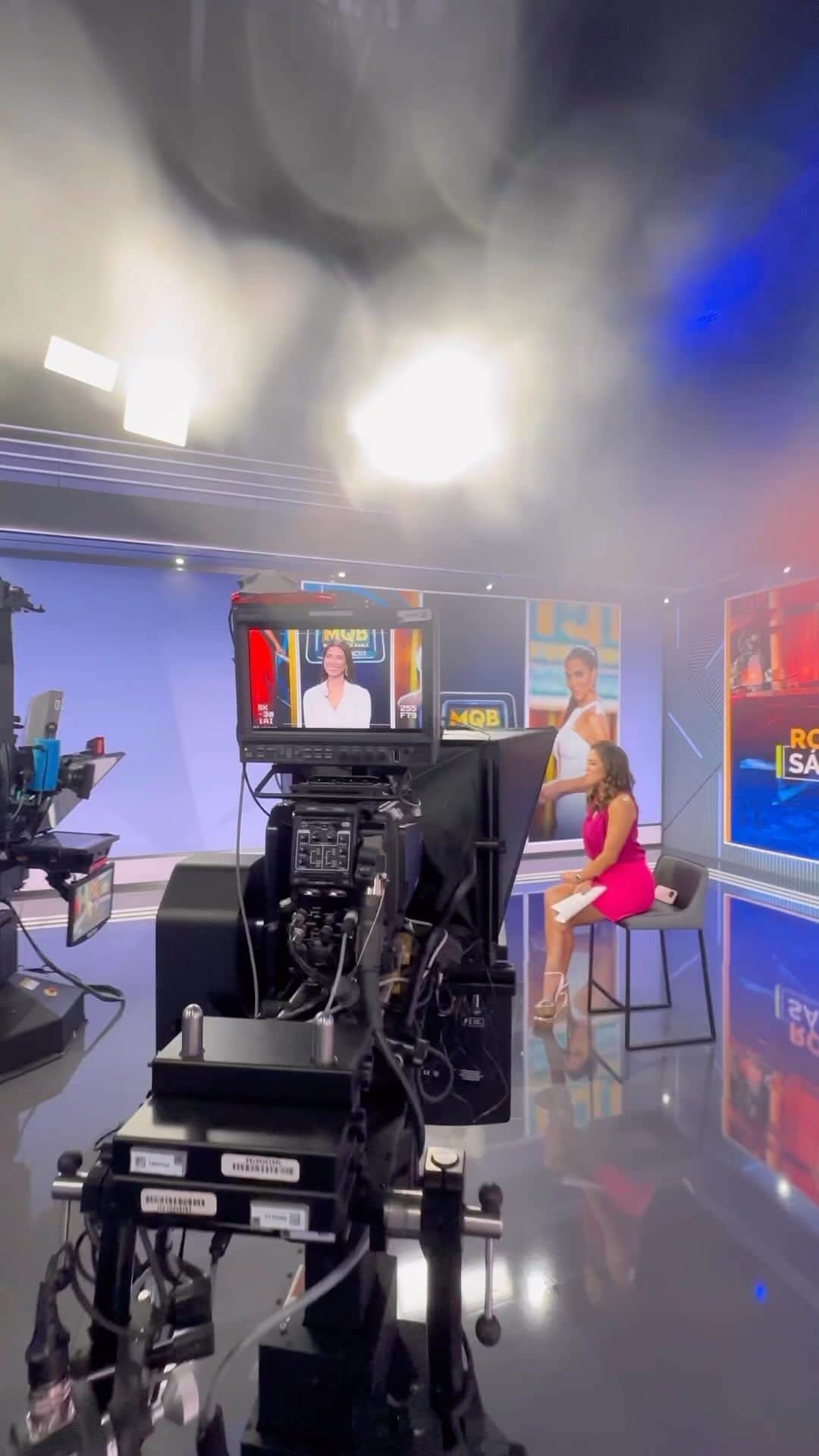 のインスタグラム：「Gracias @primerimpacto por invitarme! Recuerden nuestra cita este domingo a las 7pm/6C por @univision   @miraquienbaila   💕💕💕💕」