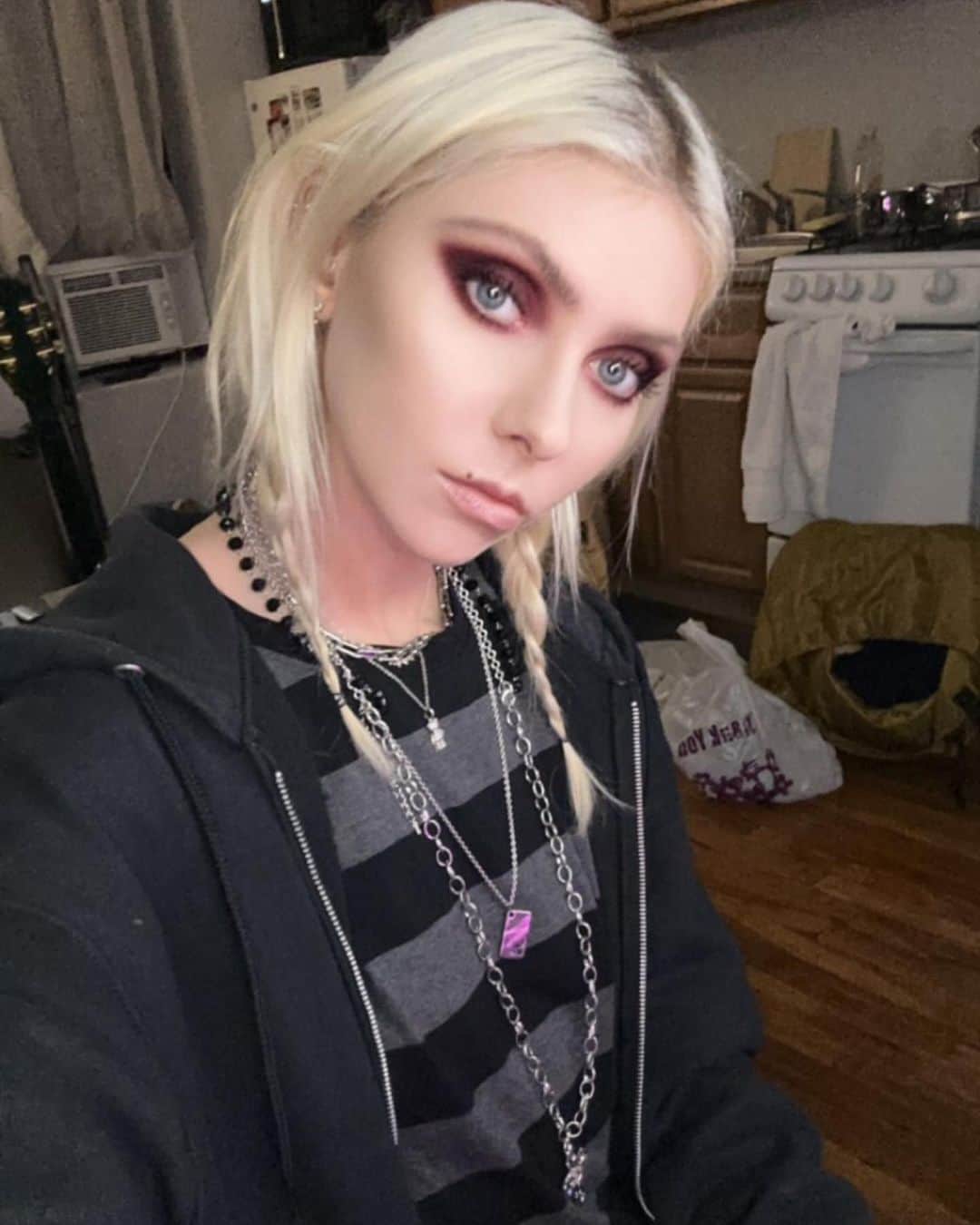 テイラー・モンセンのインスタグラム：「Witchy Woman…」