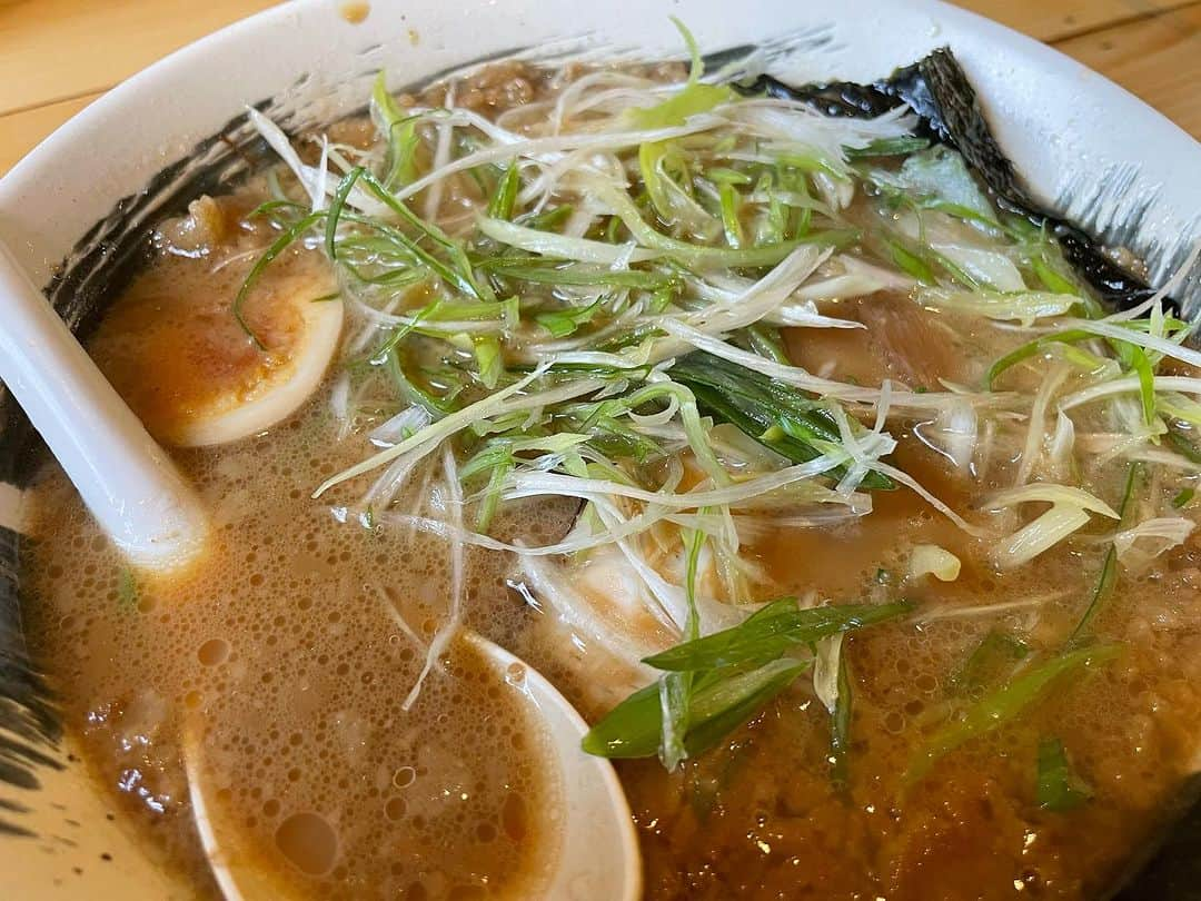 西井隆詞さんのインスタグラム写真 - (西井隆詞Instagram)「初めての ラーメン一騎 ちゃっちゃ特製醤油をネギ増しで 頂きました チャーシューたっぷり 濃厚な背脂スープ美味かったです 中島オーナー ご馳走サマンサタバサでした  #北海道 #千歳市 #ラーメン一騎  #ちゃっちゃ特製醤油 #サッポロスタークラブ #ラジバンダリ西井」9月30日 7時26分 - razibandari