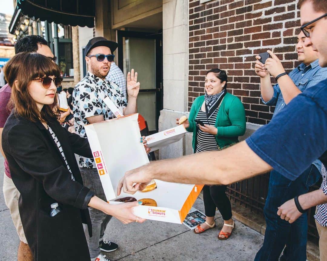 CHVRCHESさんのインスタグラム写真 - (CHVRCHESInstagram)「Revisiting September 2014 when CHVRCHES performed at the Low Dough Show in Chicago towards the end of the Bones touring cycle. Free doughnuts (“donuts” in American)!」9月30日 7時23分 - chvrches